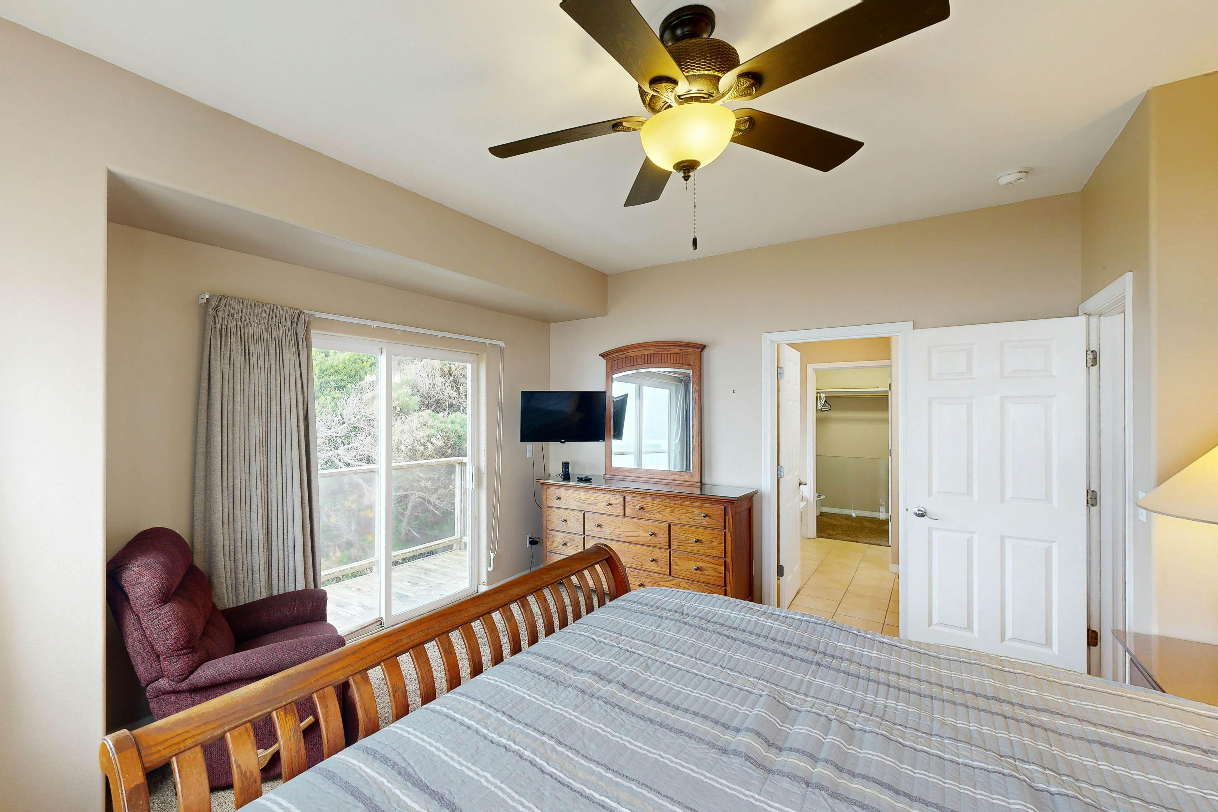 Beautiful home on the ocean with beach views, deck, bbq, WiFi, and streaming