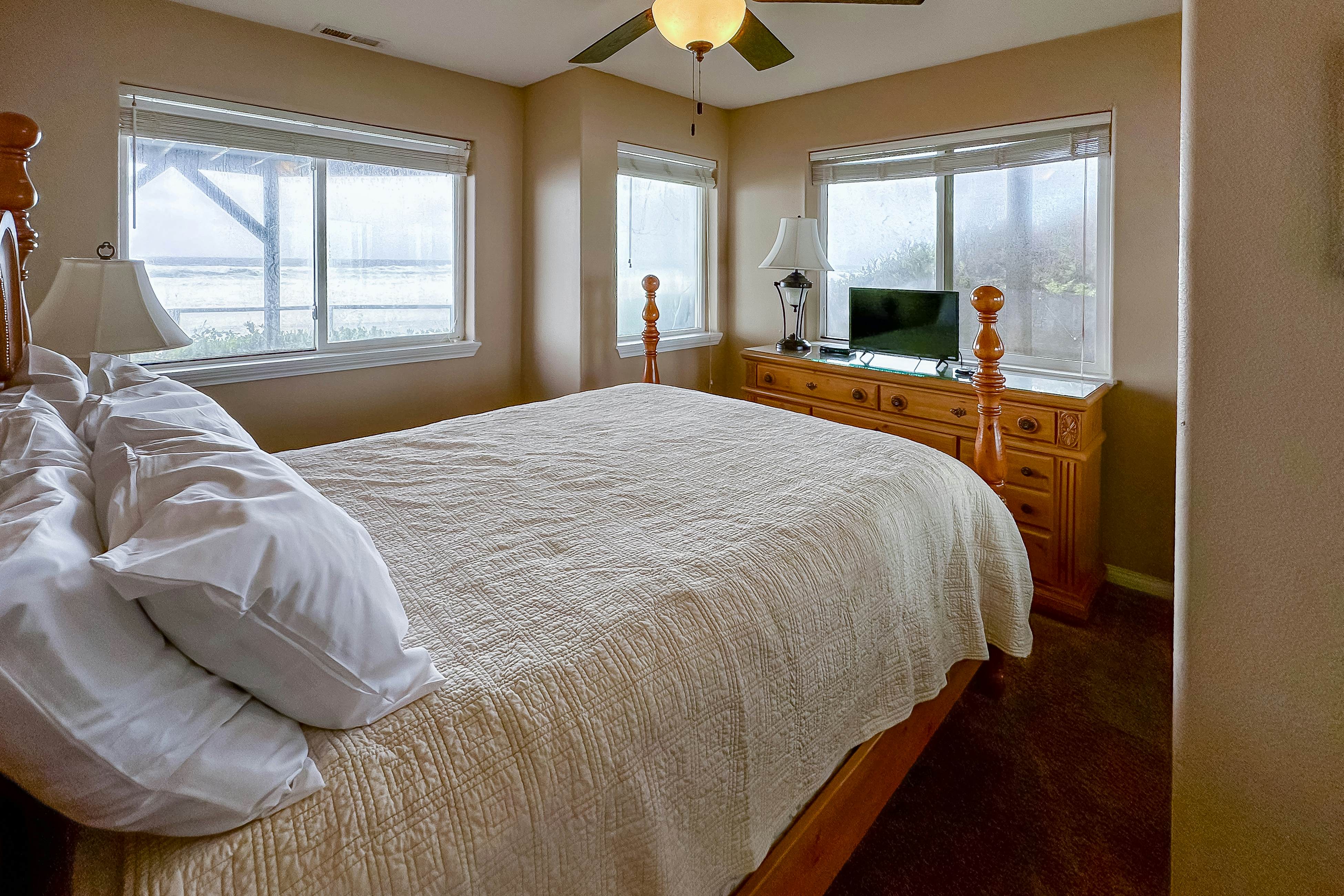 Beautiful home on the ocean with beach views, deck, bbq, WiFi, and streaming