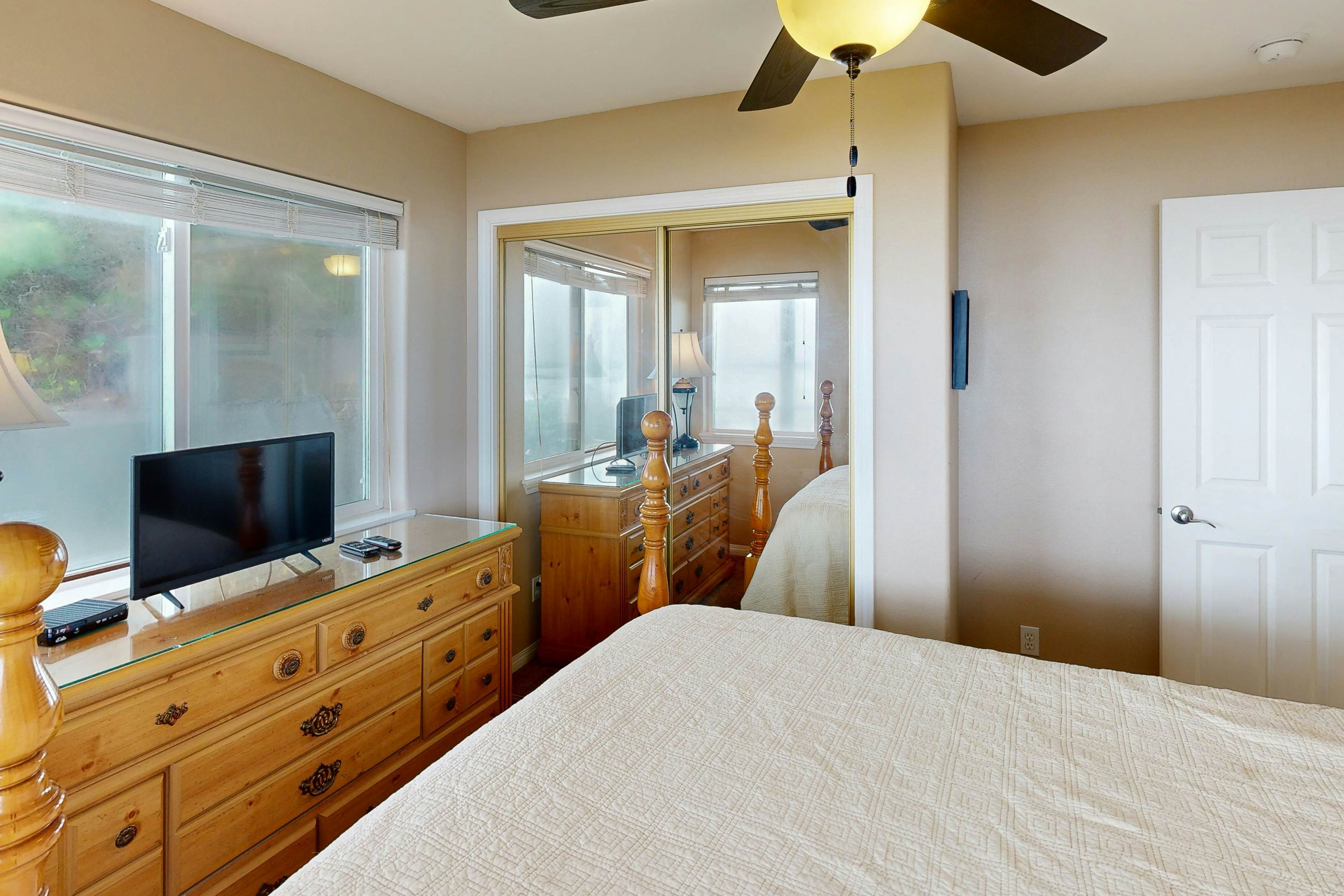 Beautiful home on the ocean with beach views, deck, bbq, WiFi, and streaming