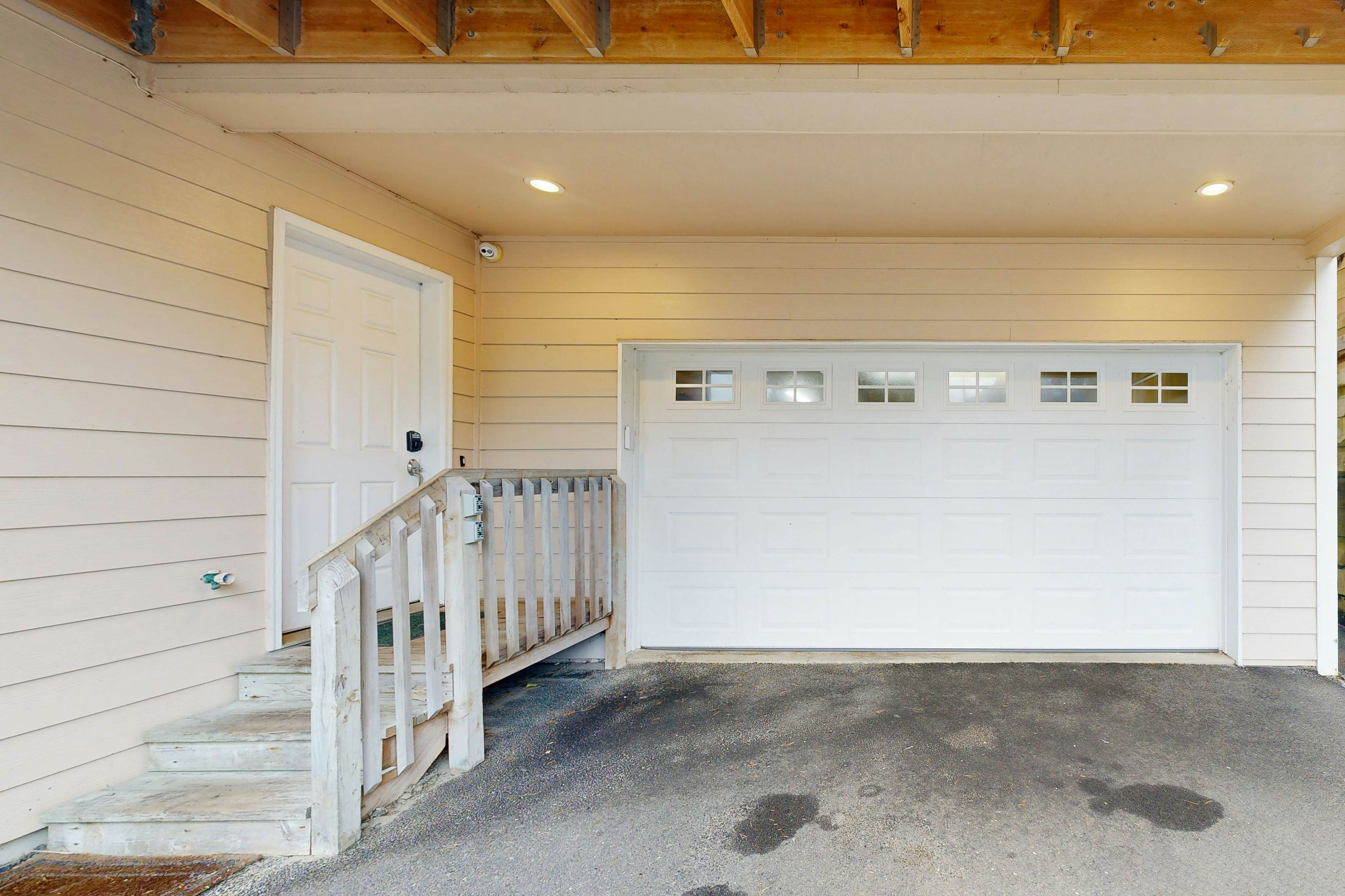 Beautiful home on the ocean with beach views, deck, bbq, WiFi, and streaming