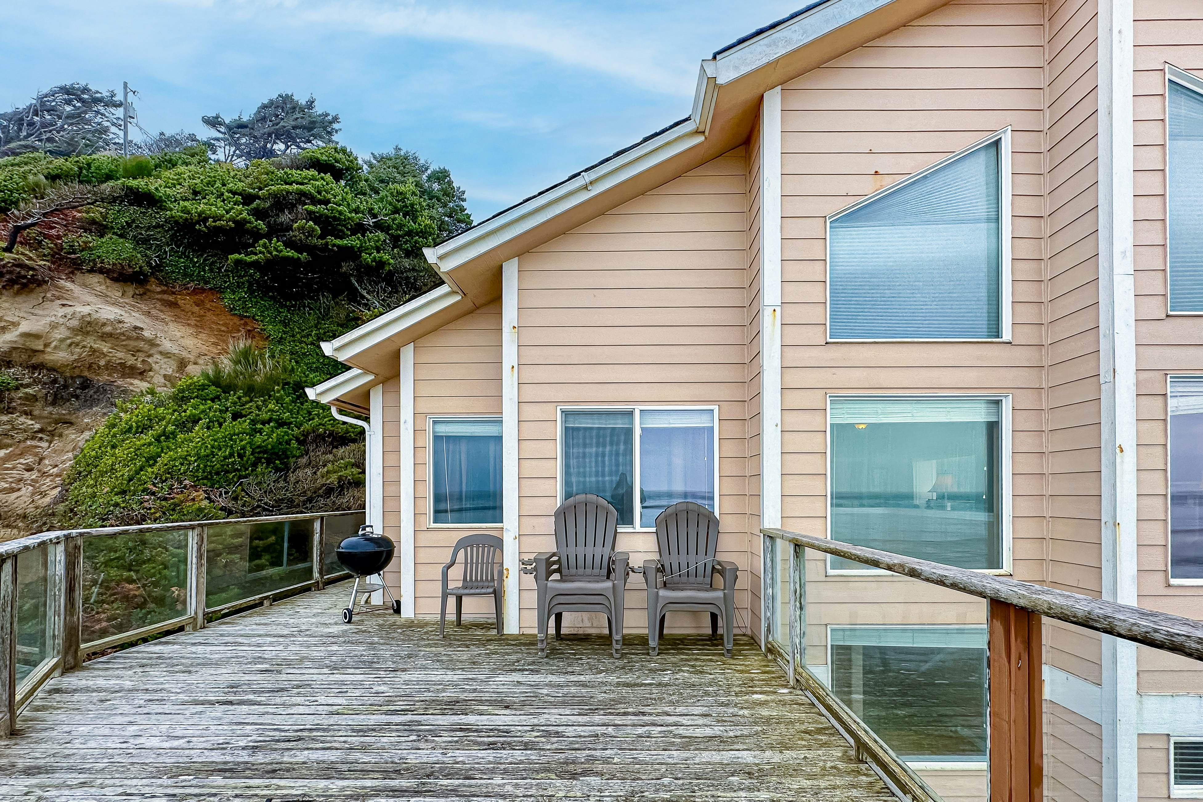 Beautiful home on the ocean with beach views, deck, bbq, WiFi, and streaming