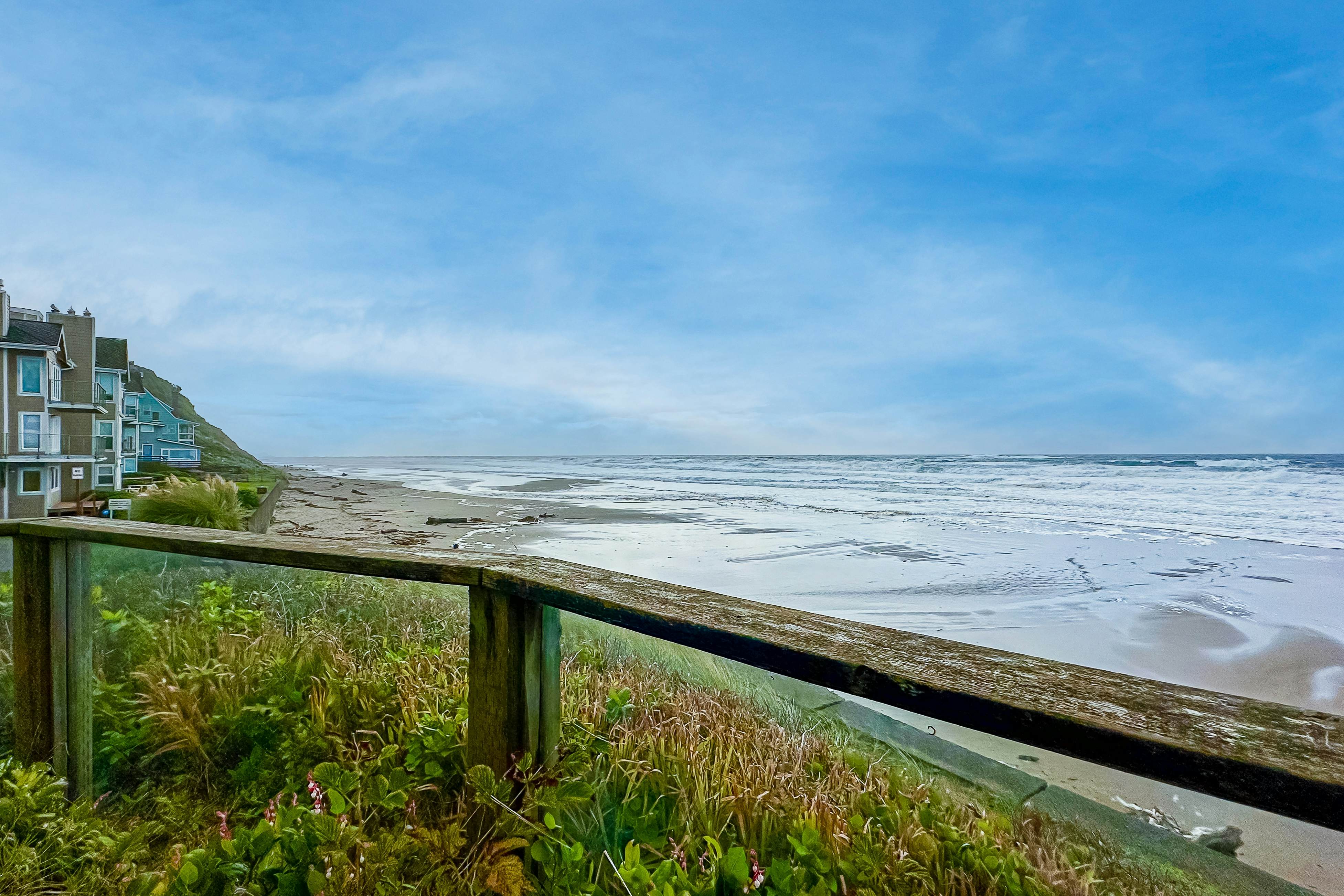 Beautiful home on the ocean with beach views, deck, bbq, WiFi, and streaming