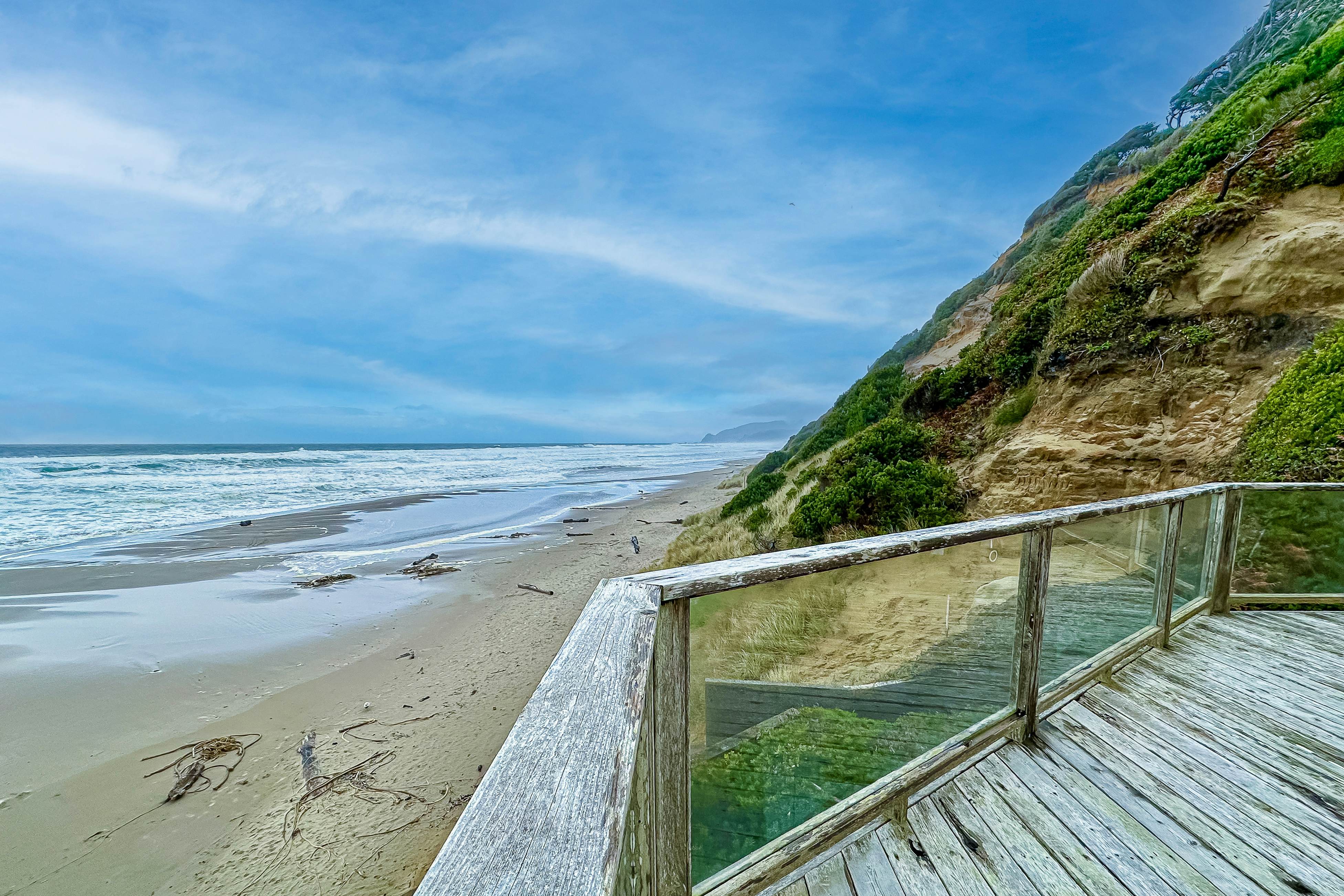 Beautiful home on the ocean with beach views, deck, bbq, WiFi, and streaming