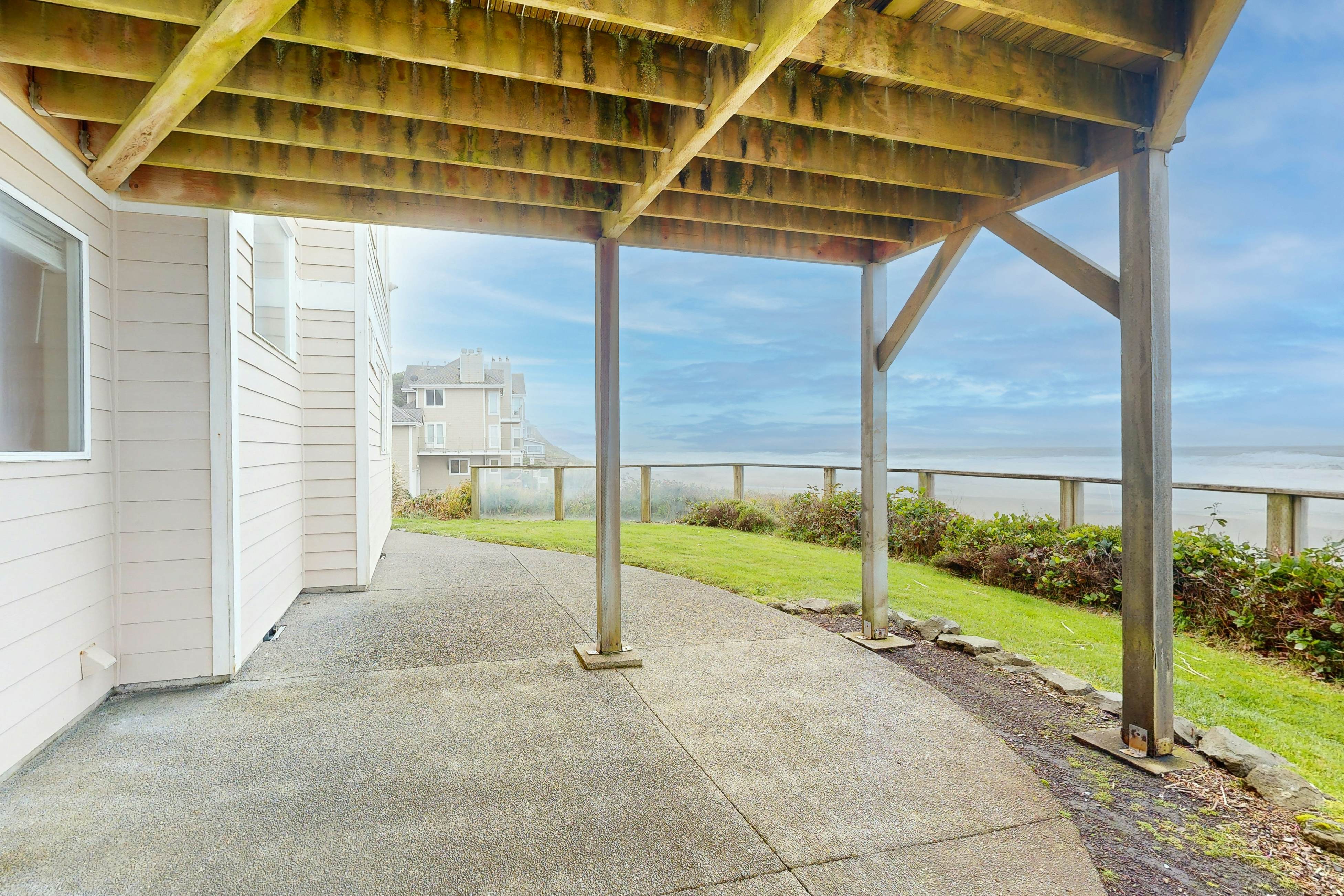 Beautiful home on the ocean with beach views, deck, bbq, WiFi, and streaming