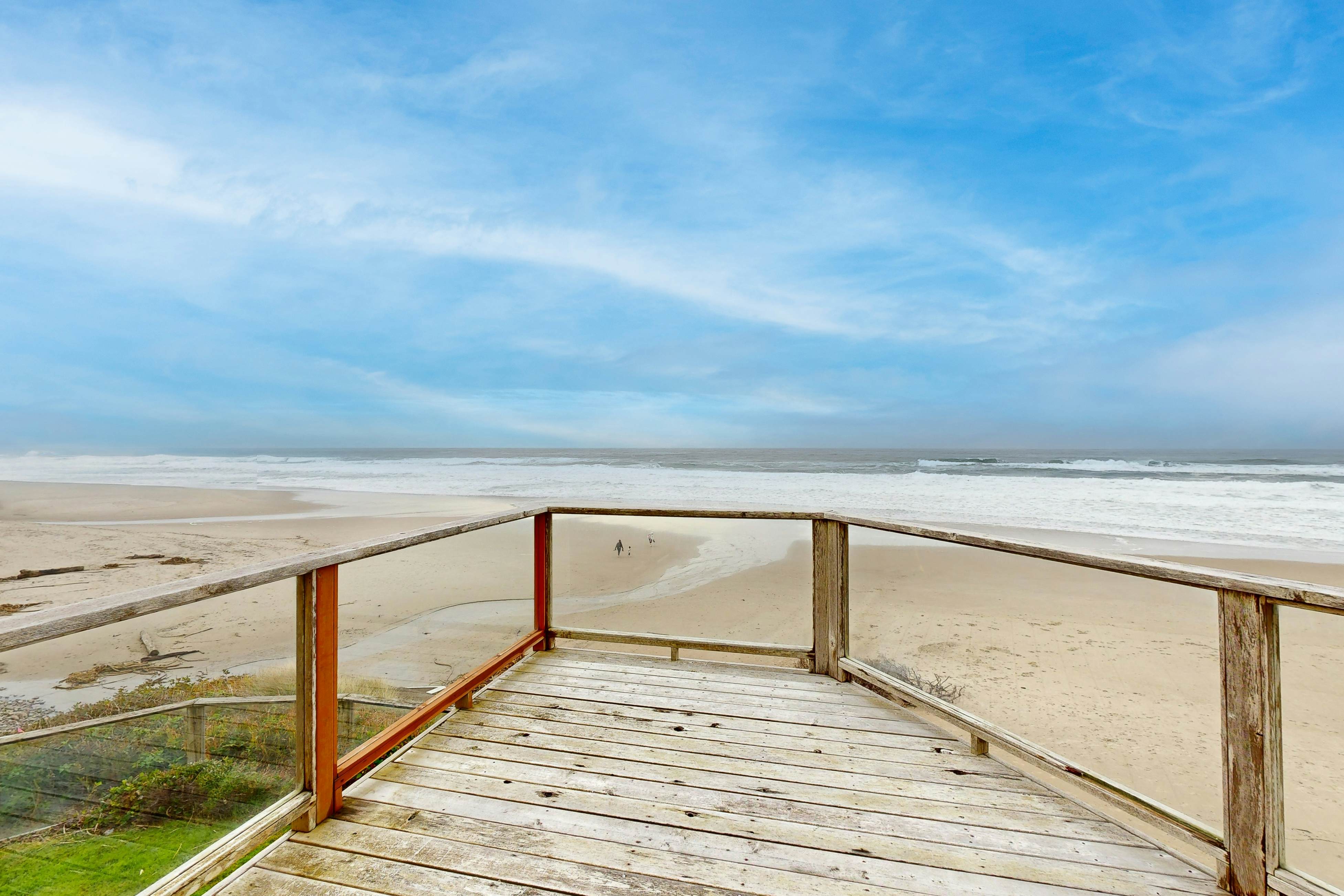 Beautiful home on the ocean with beach views, deck, bbq, WiFi, and streaming