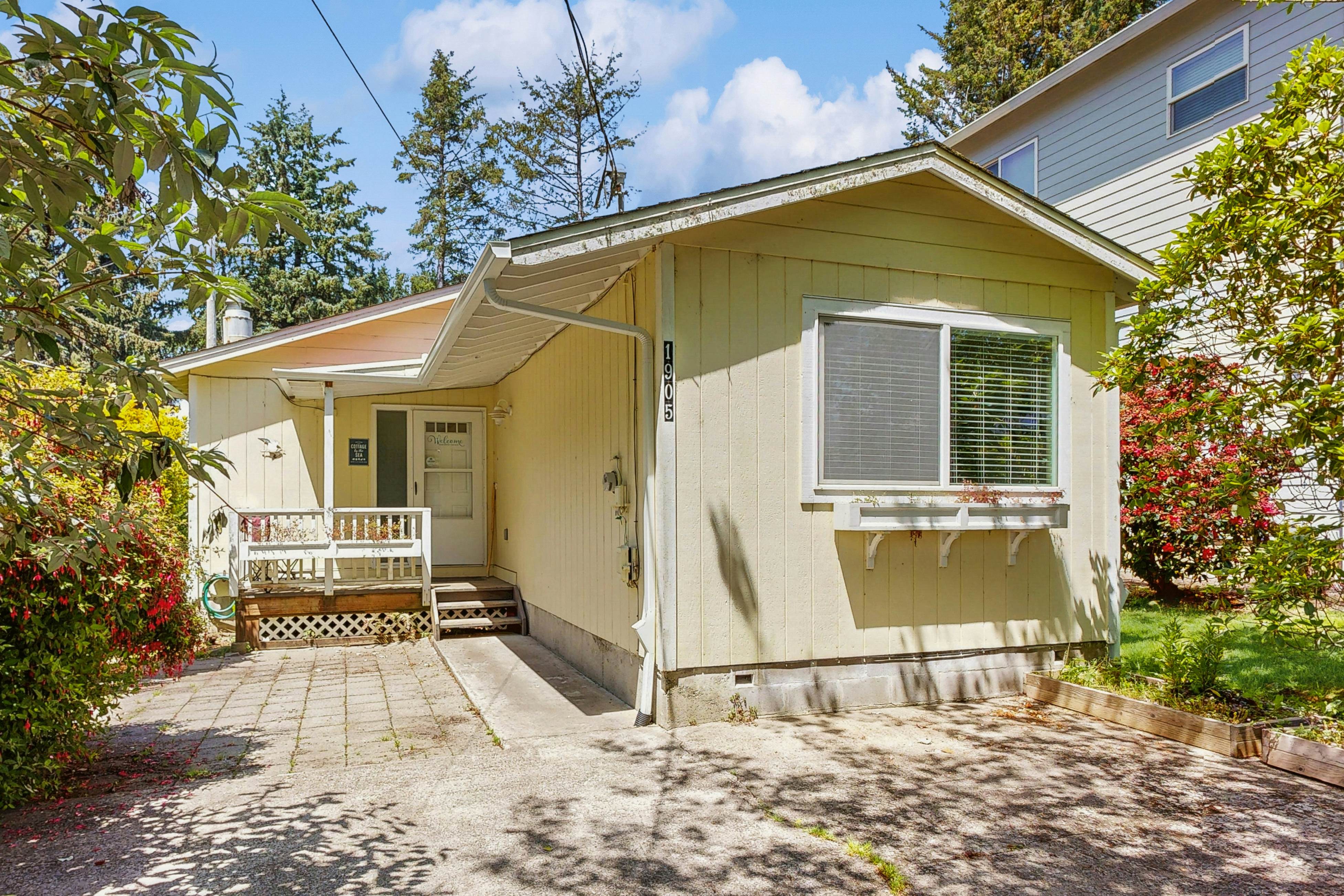 Cozy Cottage w/ ocean view & beach access - deck & bbq grill - dogs OK