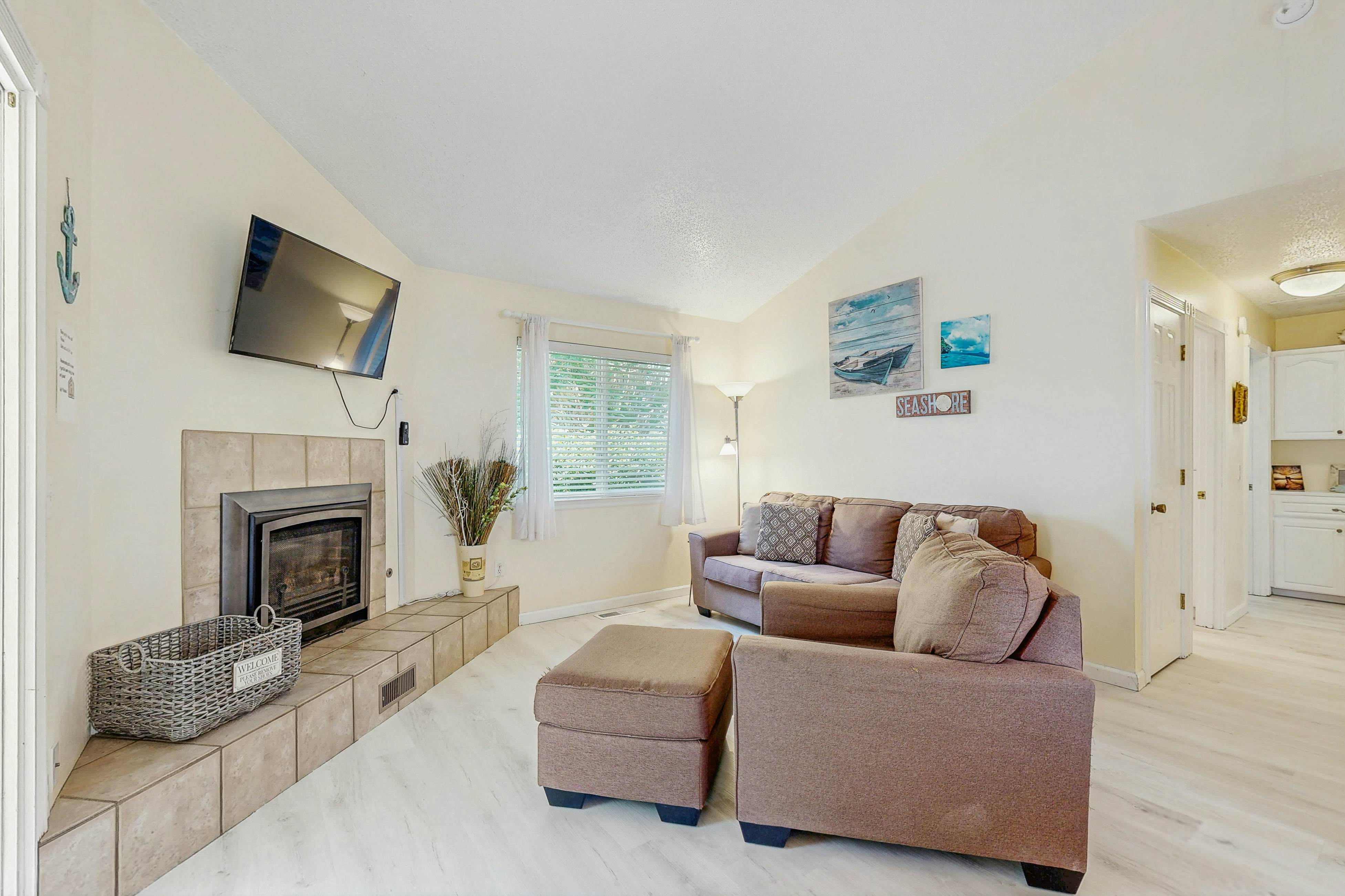 Cozy Cottage w/ ocean view & beach access - deck & bbq grill - dogs OK