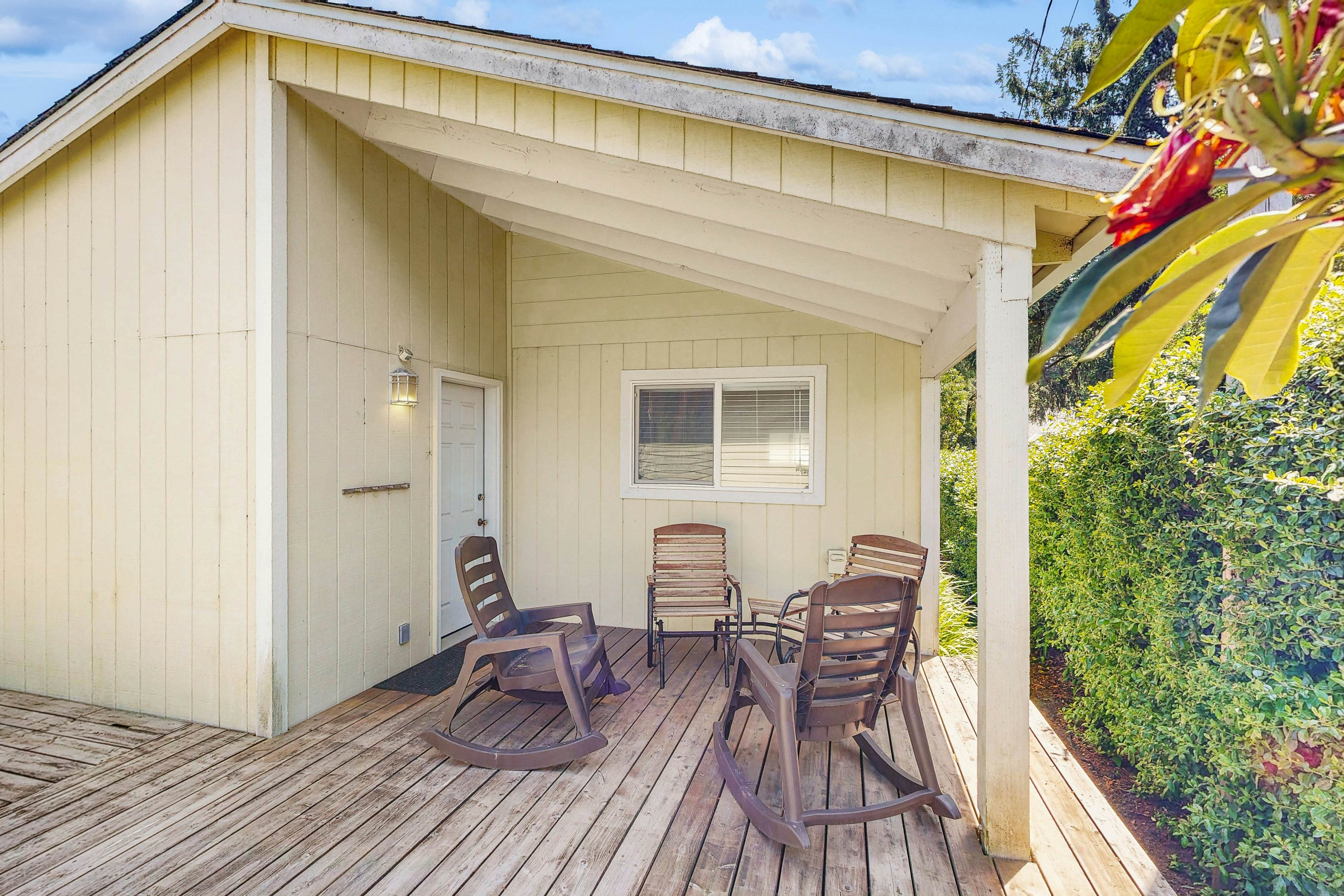 Cozy Cottage w/ ocean view & beach access - deck & bbq grill - dogs OK