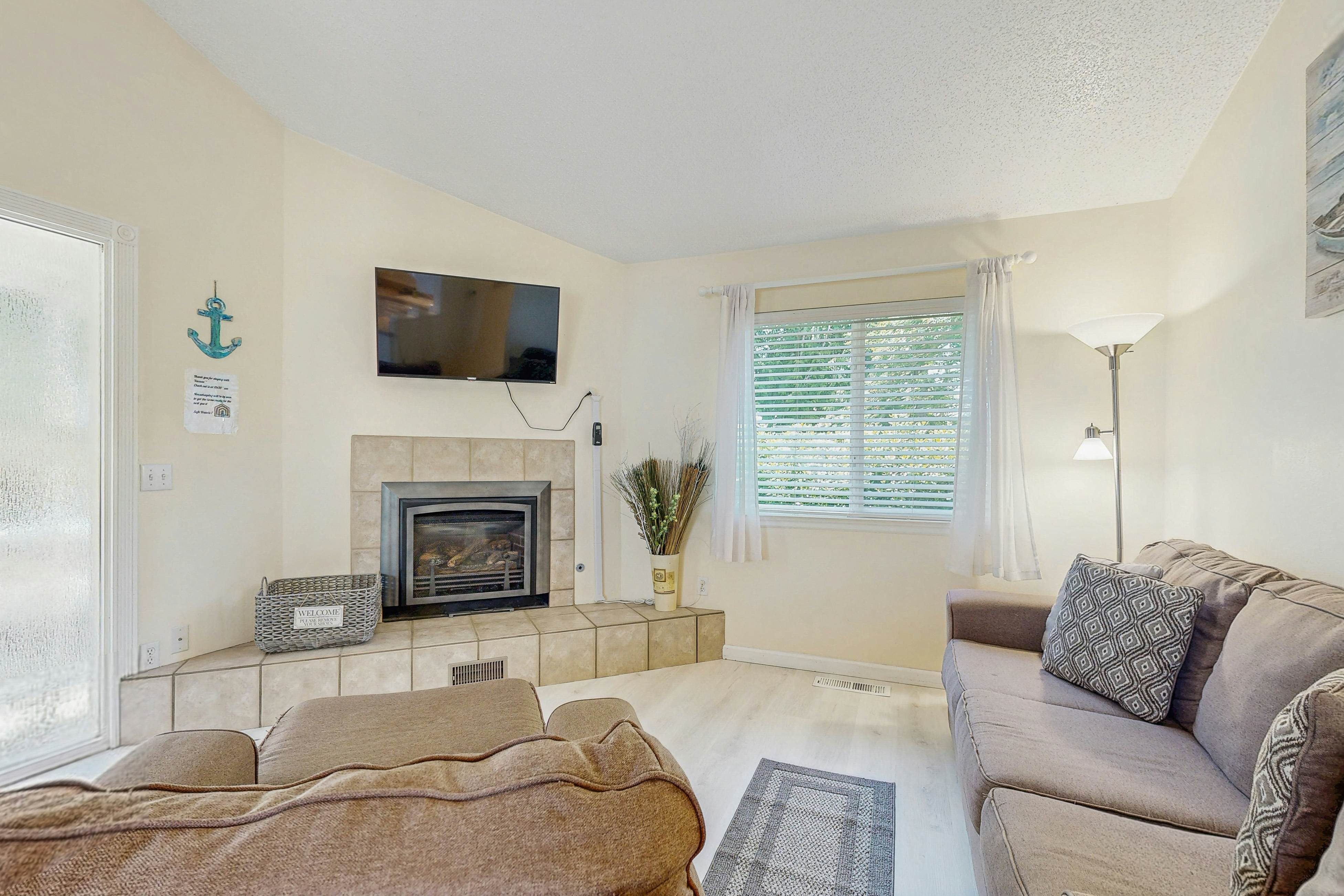 Cozy Cottage w/ ocean view & beach access - deck & bbq grill - dogs OK