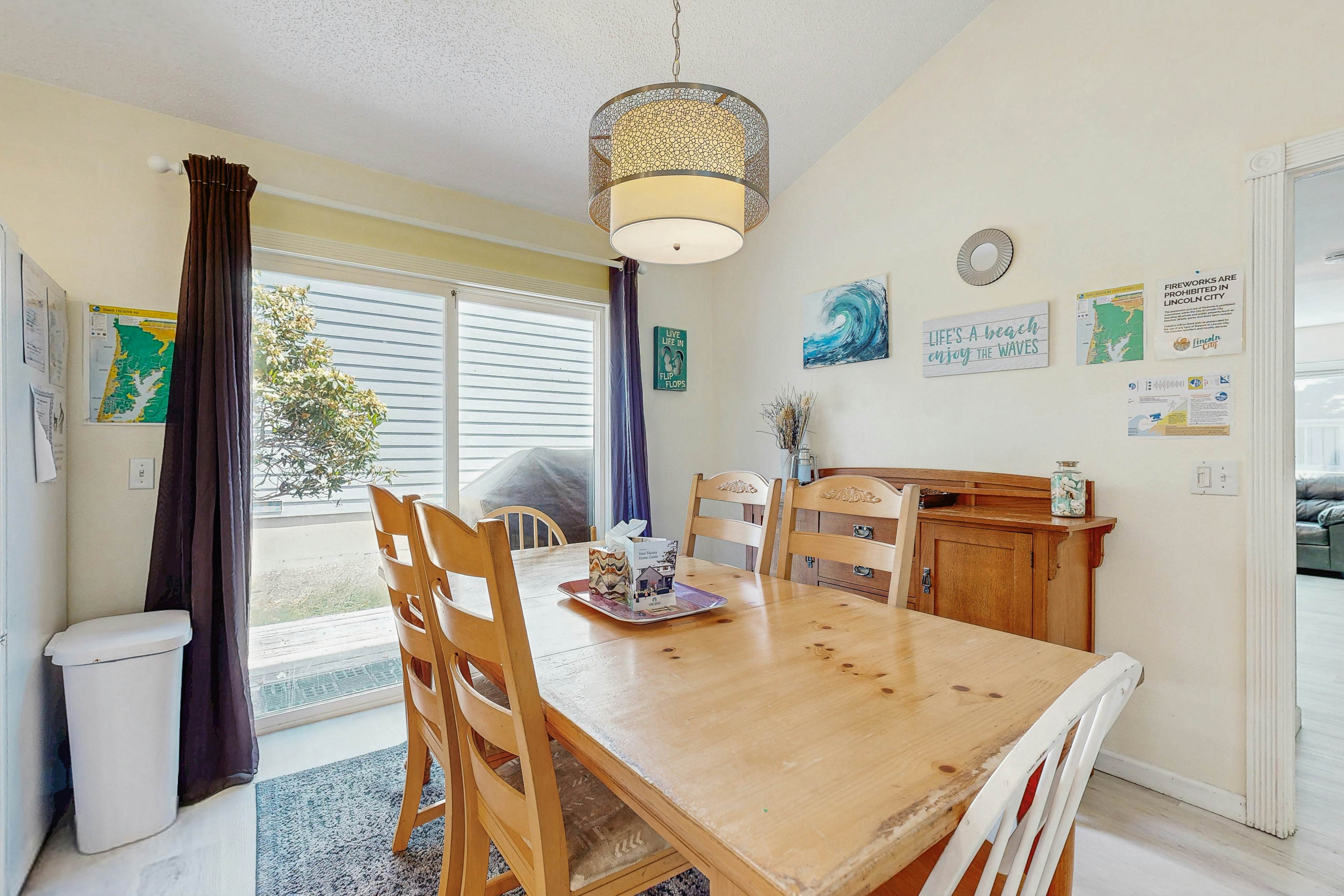 Cozy Cottage w/ ocean view & beach access - deck & bbq grill - dogs OK