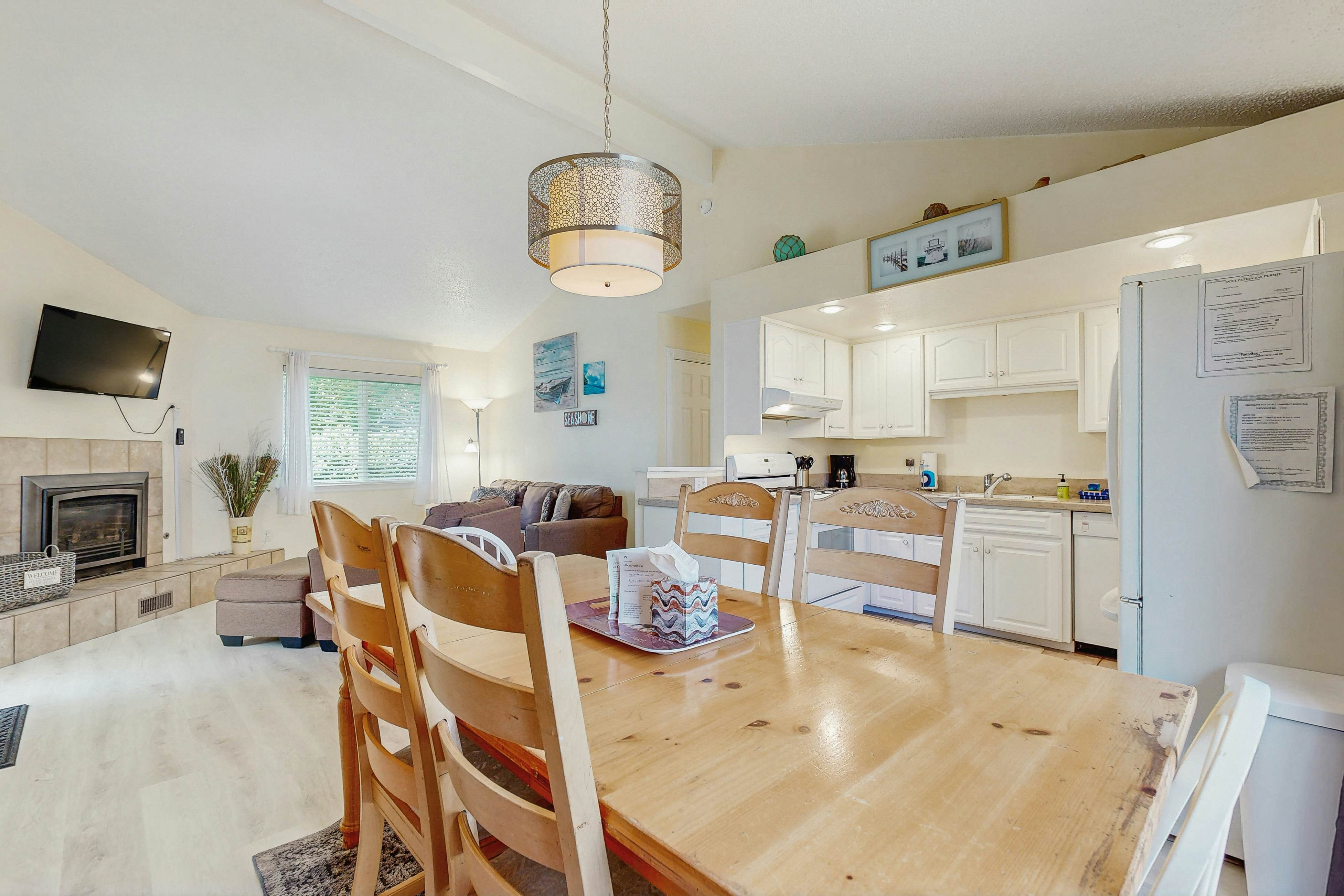 Cozy Cottage w/ ocean view & beach access - deck & bbq grill - dogs OK