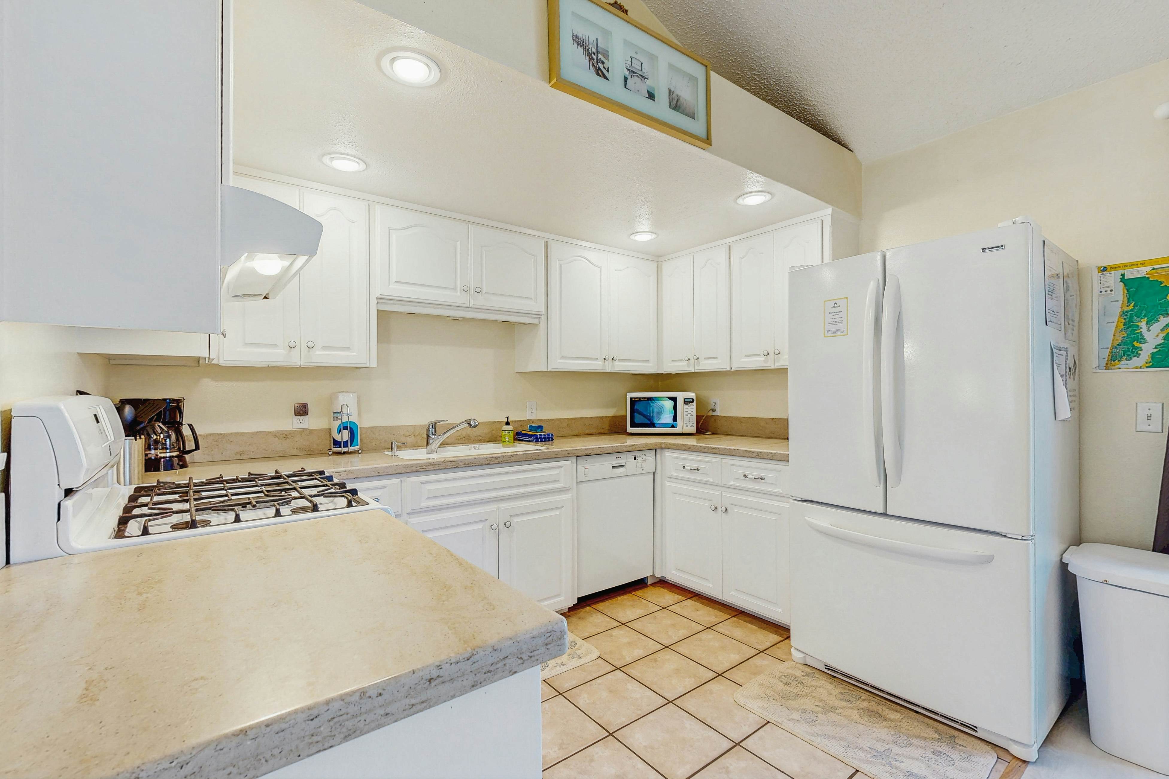 Cozy Cottage w/ ocean view & beach access - deck & bbq grill - dogs OK