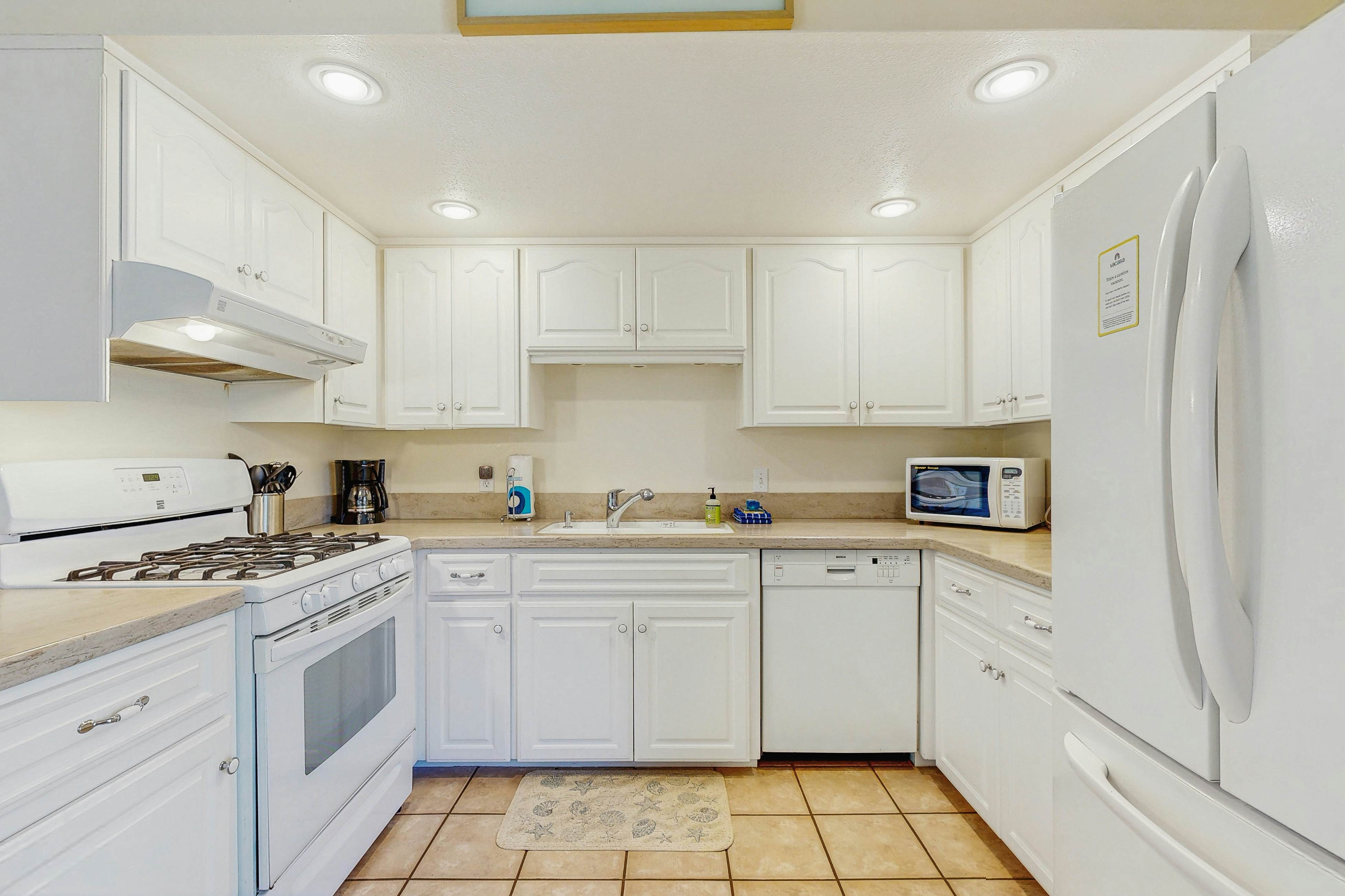 Cozy Cottage w/ ocean view & beach access - deck & bbq grill - dogs OK