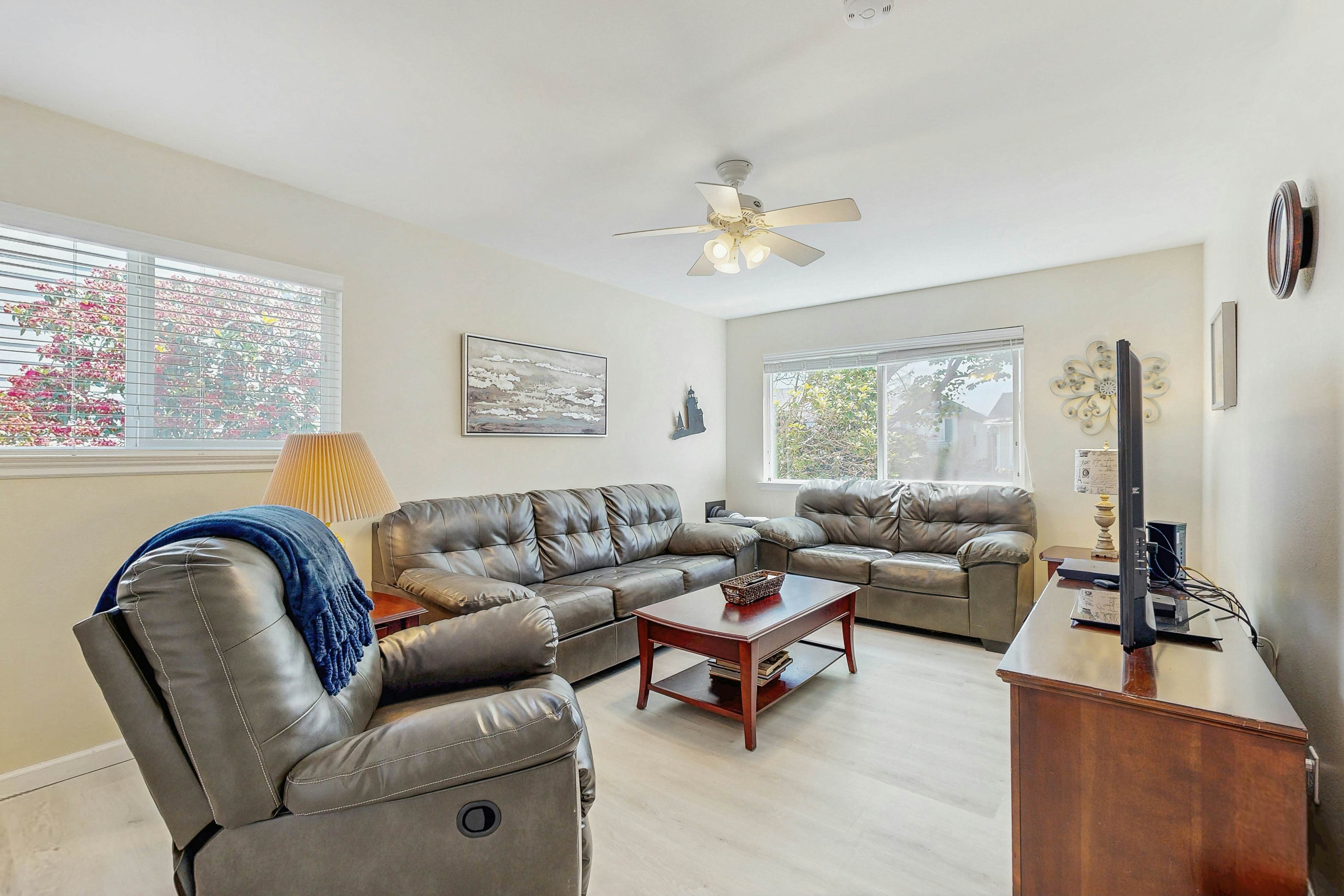 Cozy Cottage w/ ocean view & beach access - deck & bbq grill - dogs OK