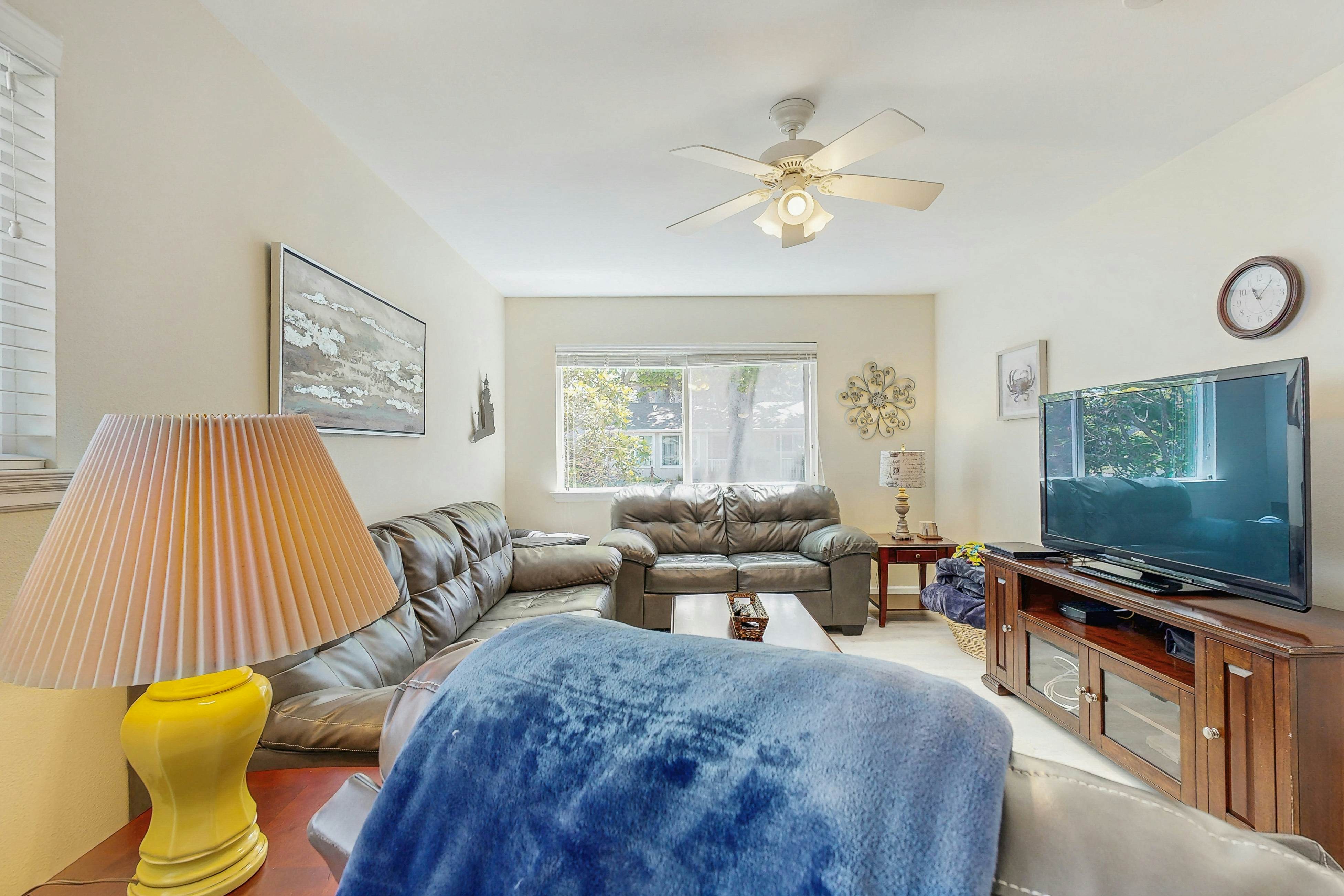 Cozy Cottage w/ ocean view & beach access - deck & bbq grill - dogs OK