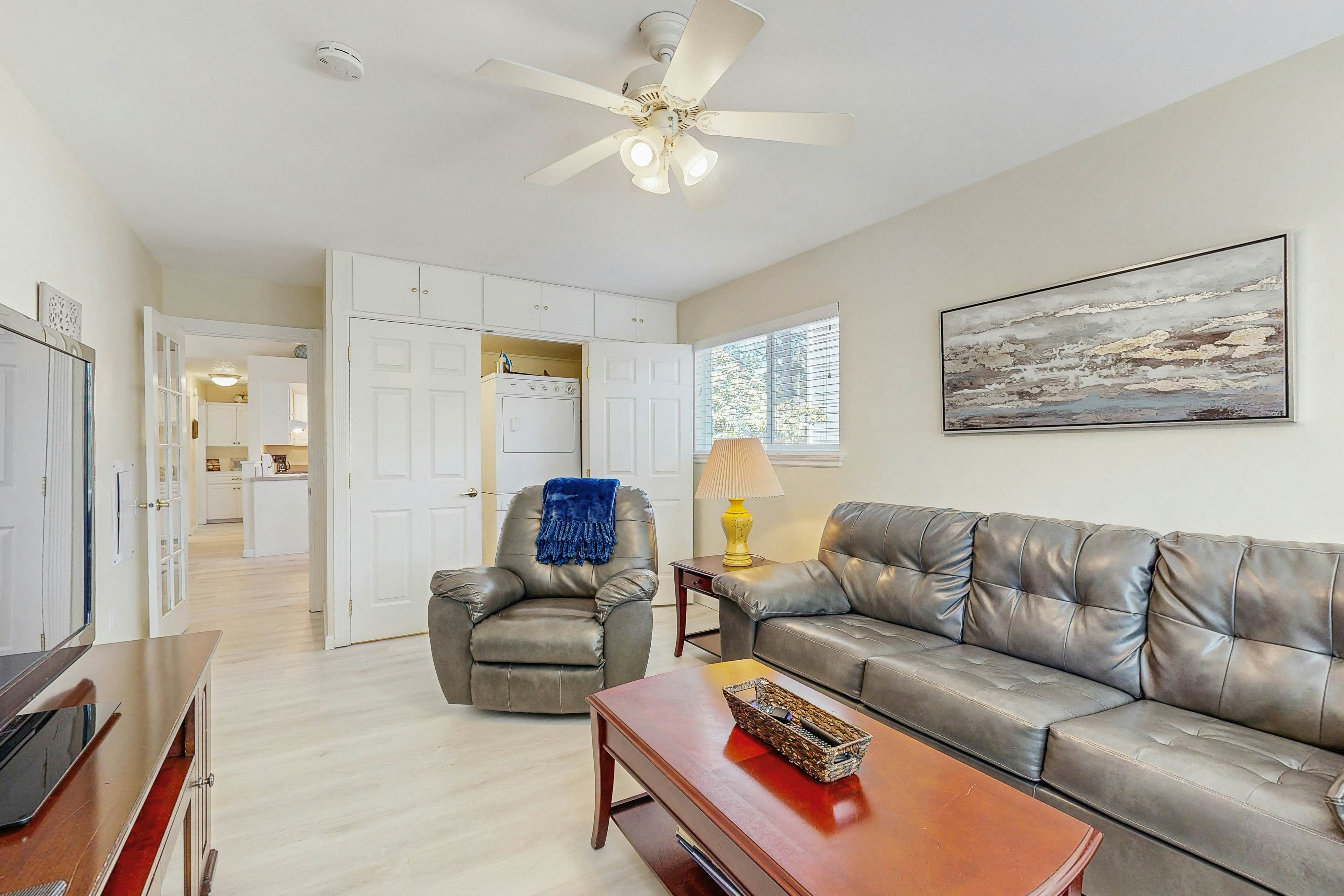 Cozy Cottage w/ ocean view & beach access - deck & bbq grill - dogs OK