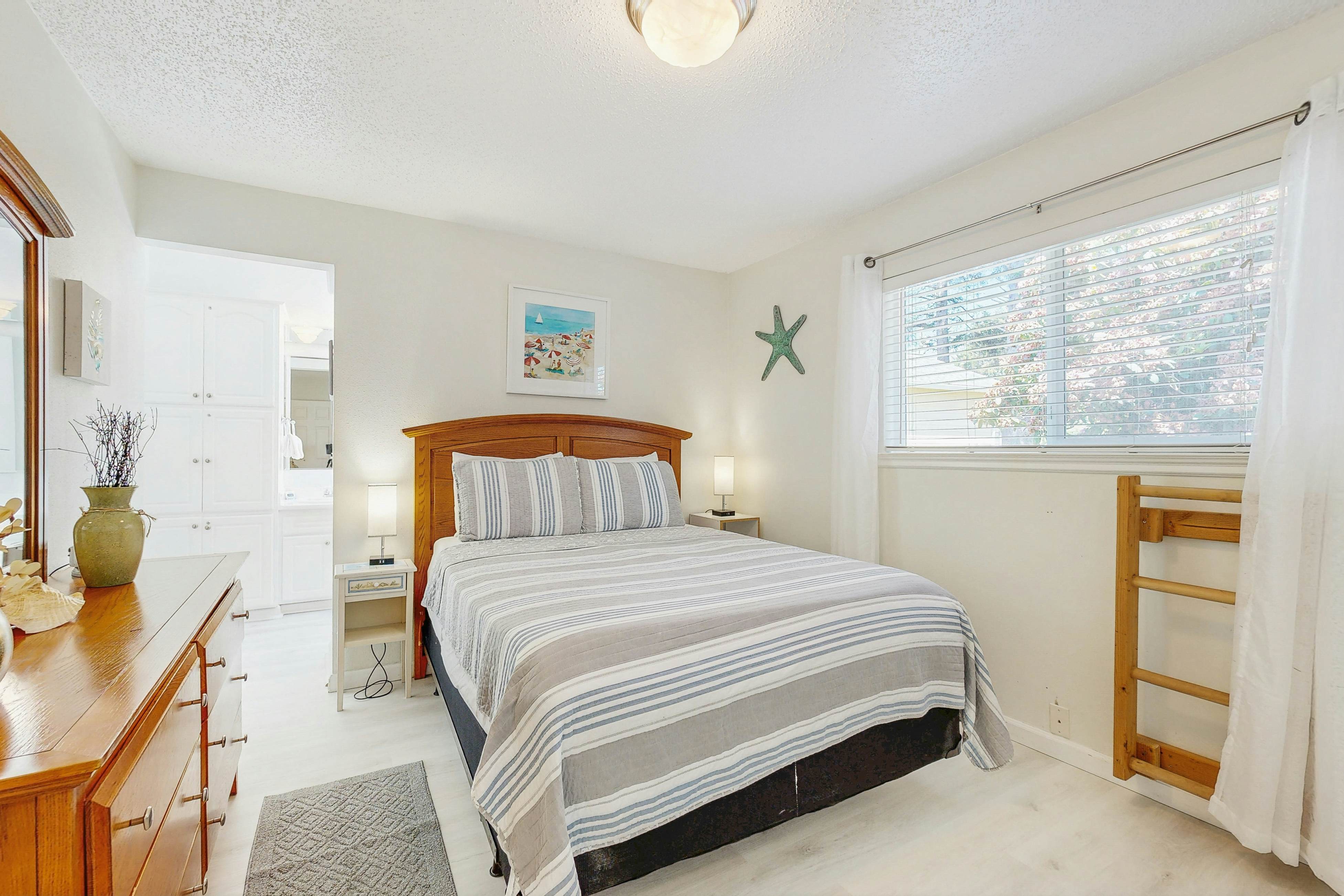 Cozy Cottage w/ ocean view & beach access - deck & bbq grill - dogs OK