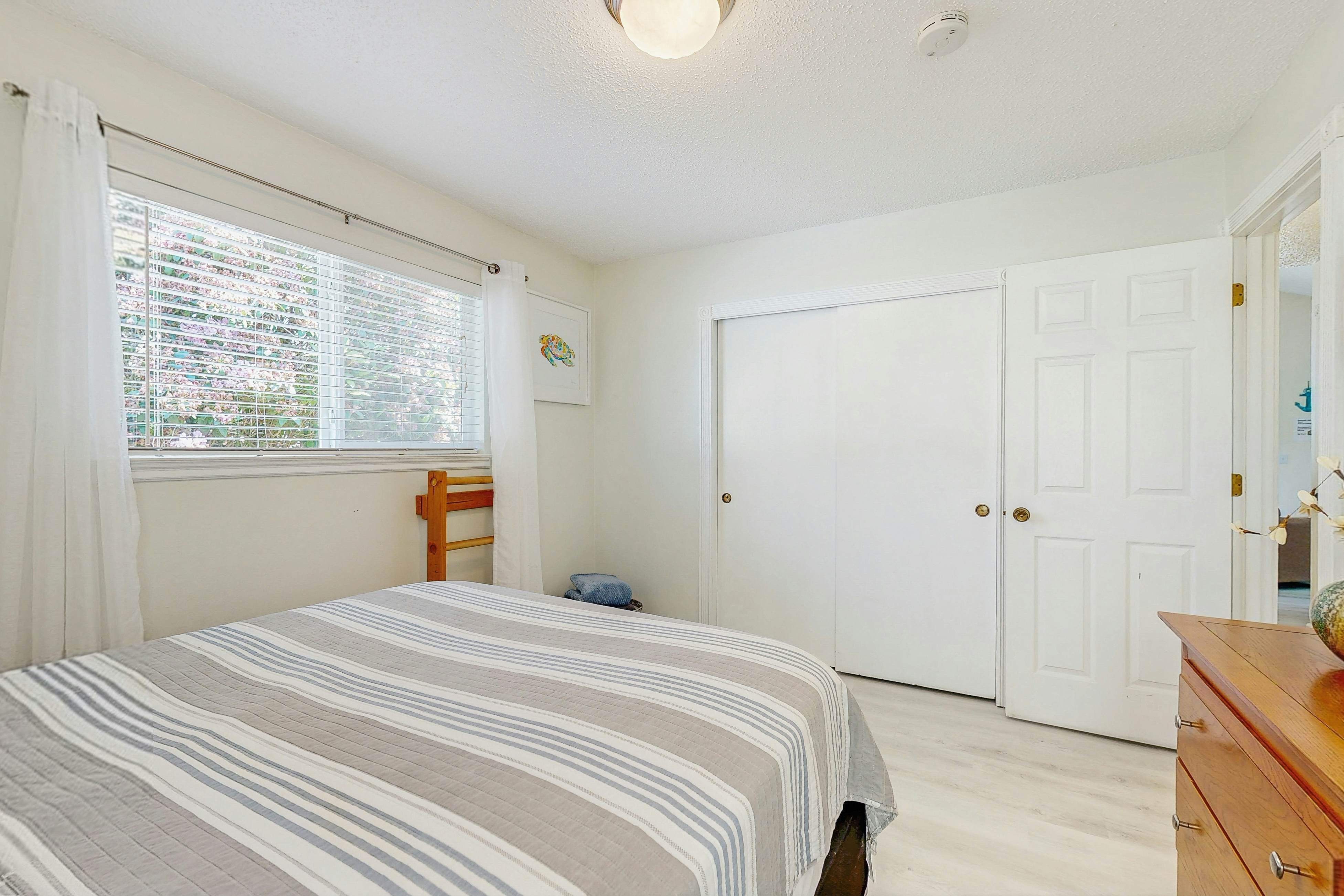 Cozy Cottage w/ ocean view & beach access - deck & bbq grill - dogs OK