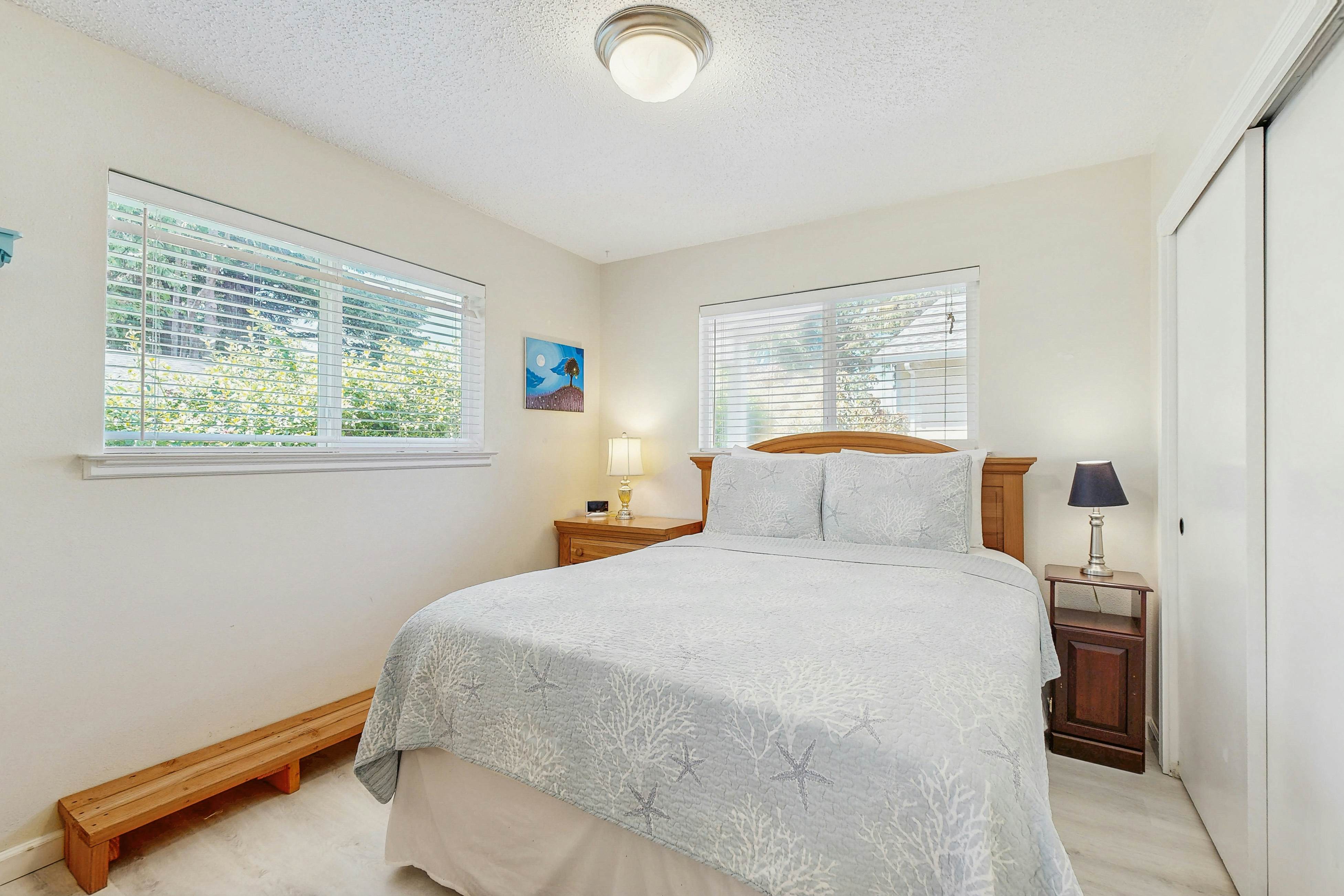 Cozy Cottage w/ ocean view & beach access - deck & bbq grill - dogs OK