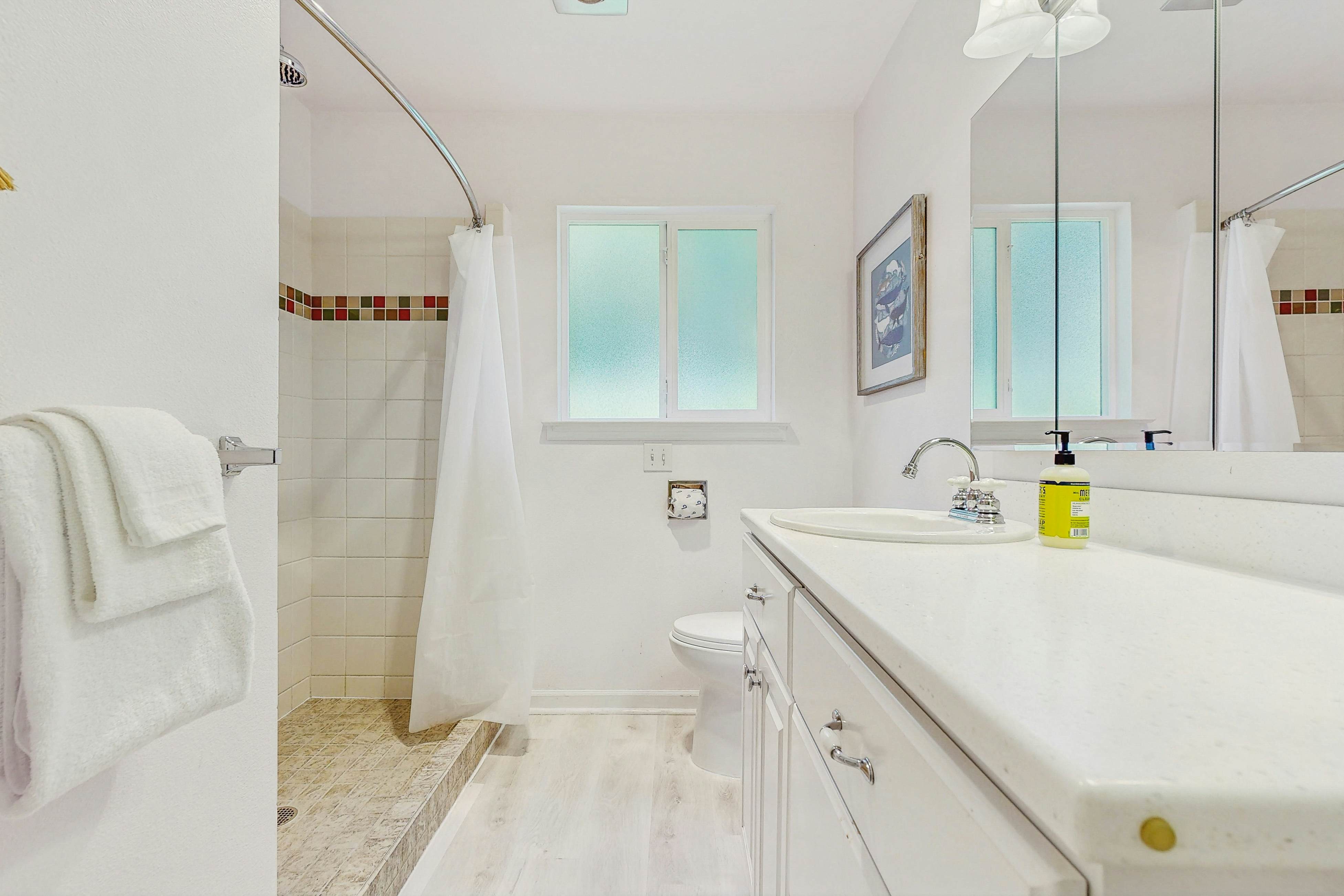 Cozy Cottage w/ ocean view & beach access - deck & bbq grill - dogs OK