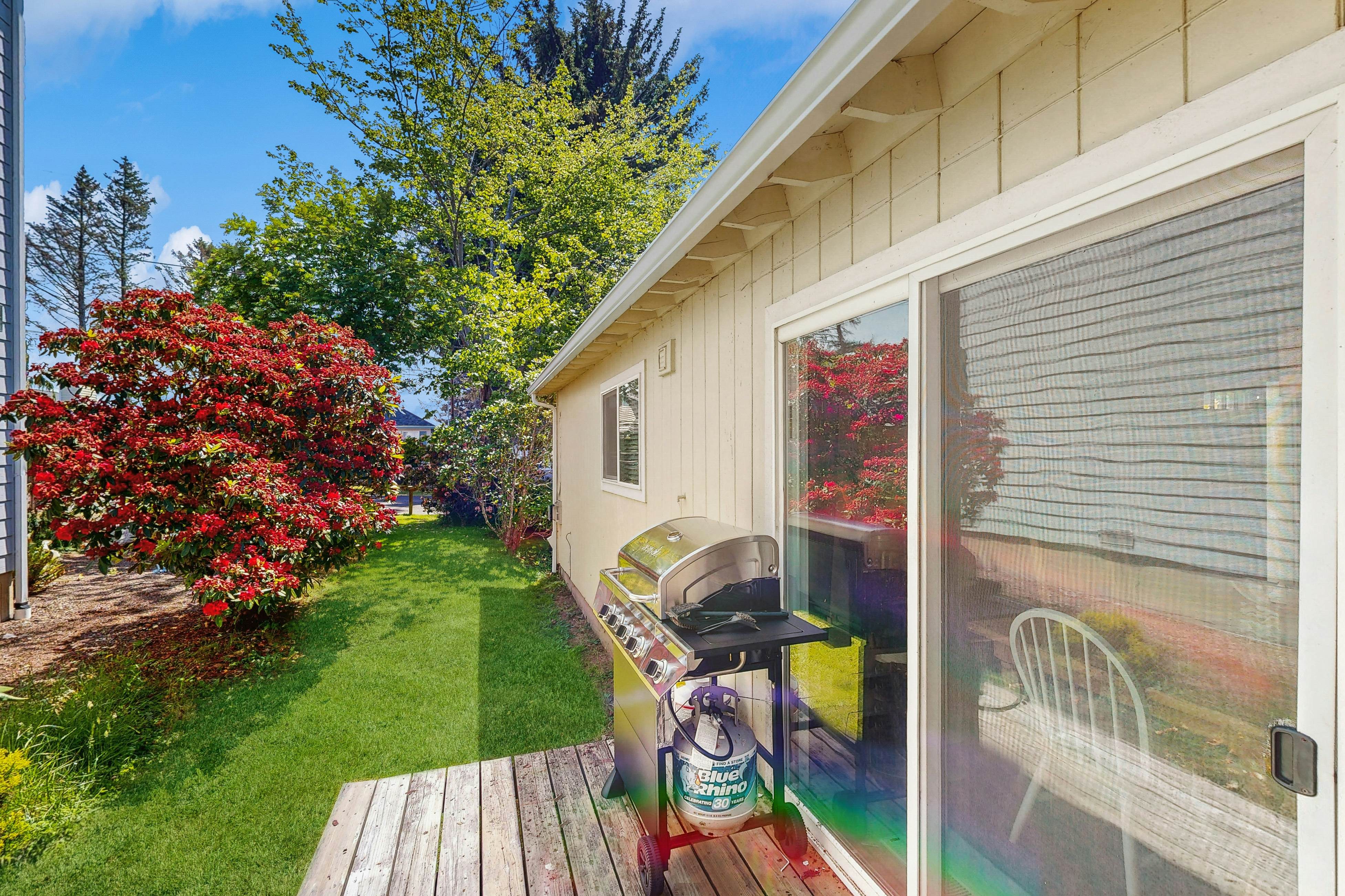 Cozy Cottage w/ ocean view & beach access - deck & bbq grill - dogs OK