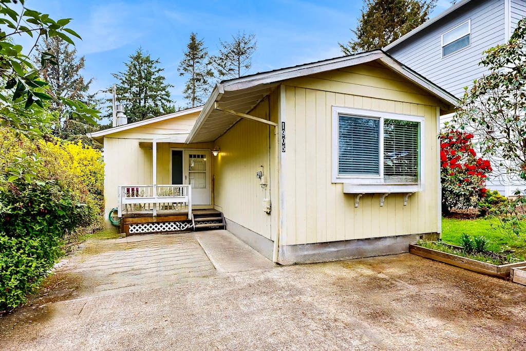 Cozy Dog-Friendly, Family Retreat Near the Beach