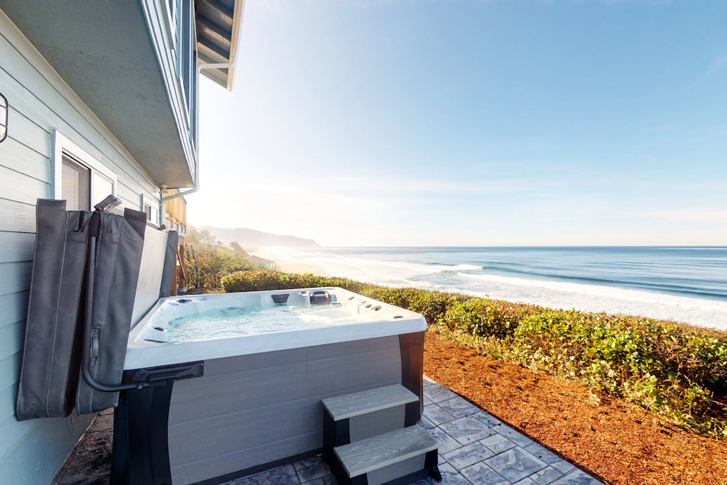 Oceanfront house with Pool table and private hot tub overlooking the ocean