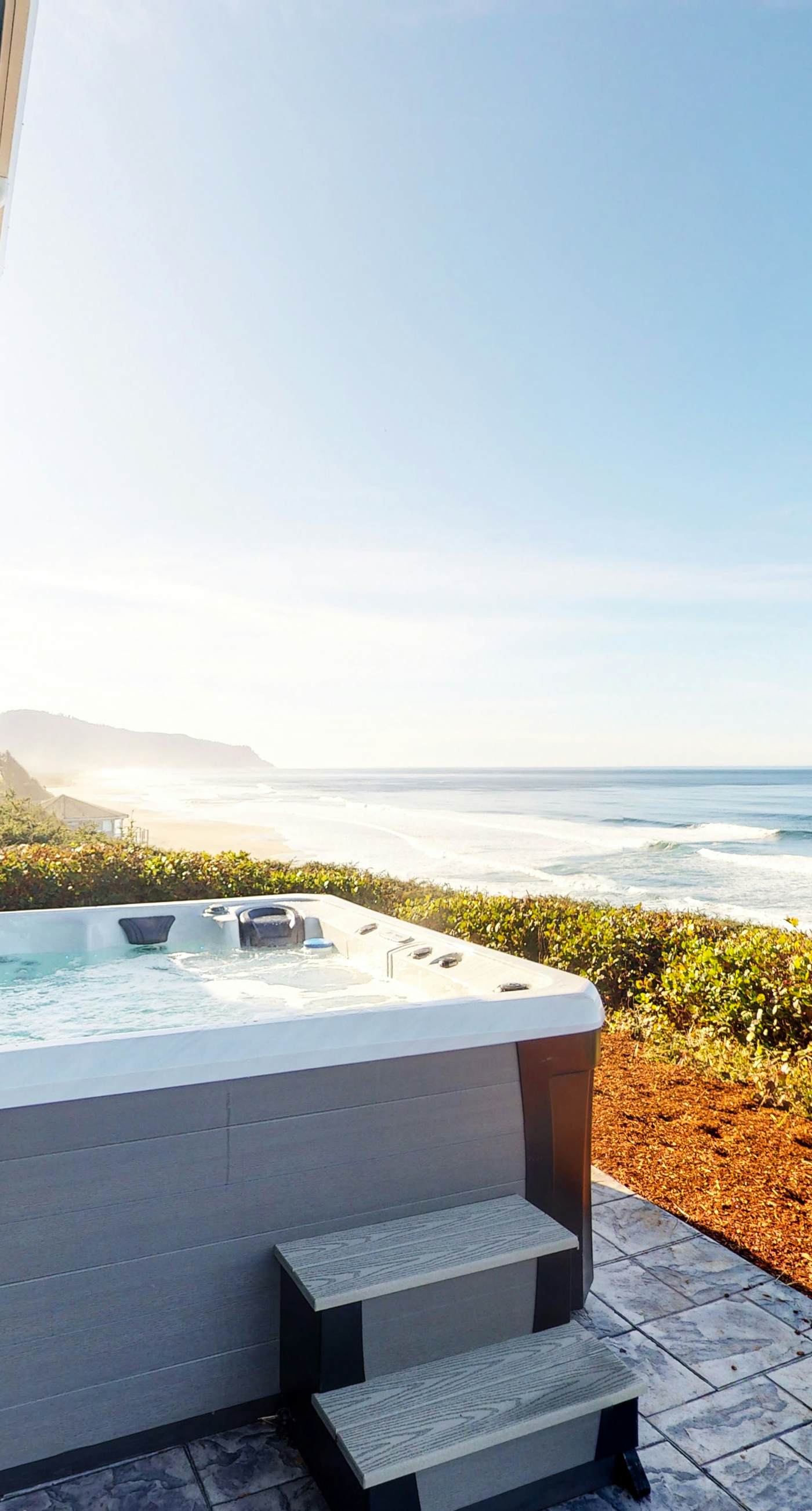 Oceanfront house with Pool table and private hot tub overlooking the ocean
