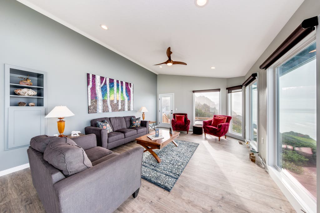 Oceanfront house with Pool table and private hot tub overlooking the ocean