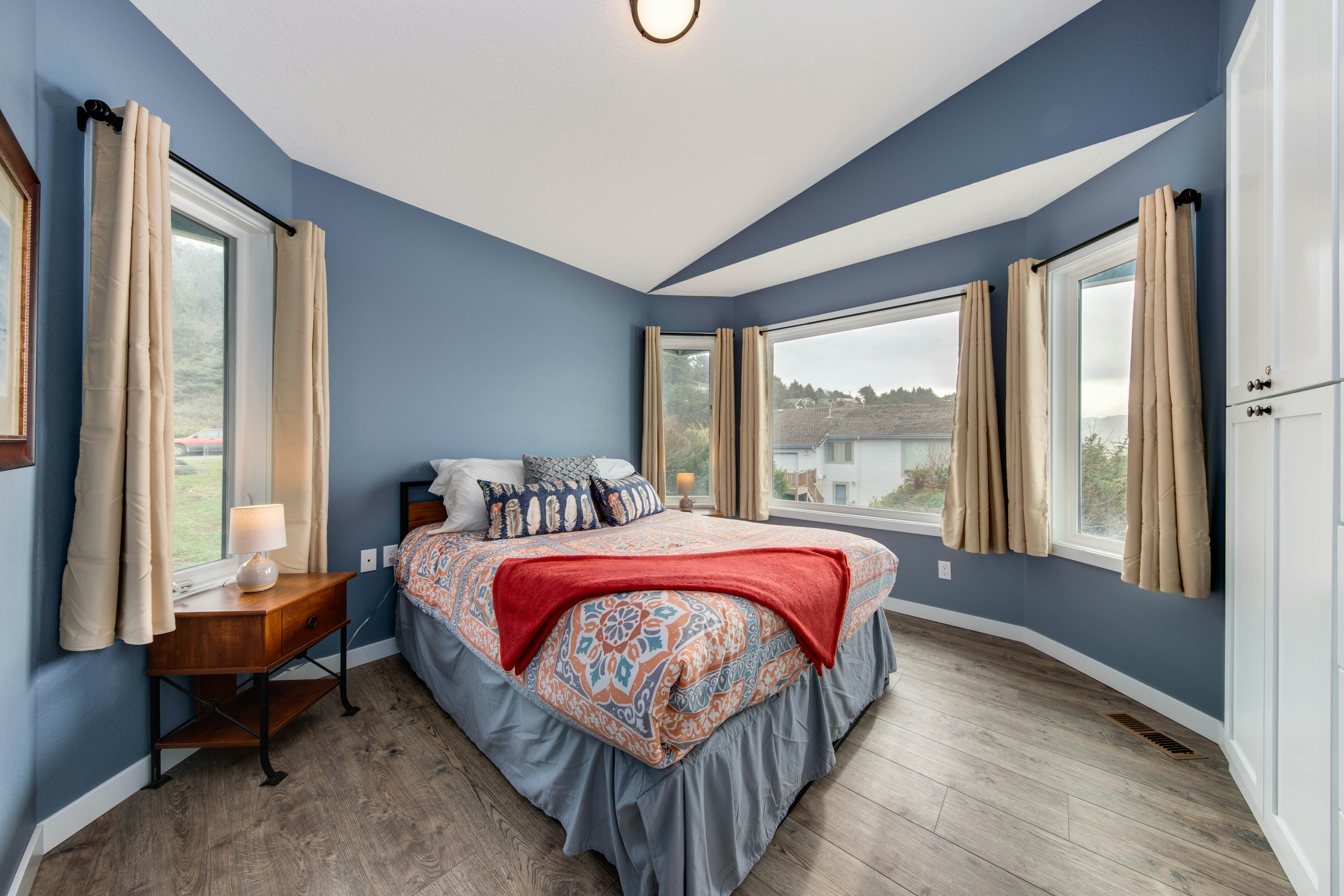 Oceanfront house with Ping Pong table and private hot tub overlooking the ocean