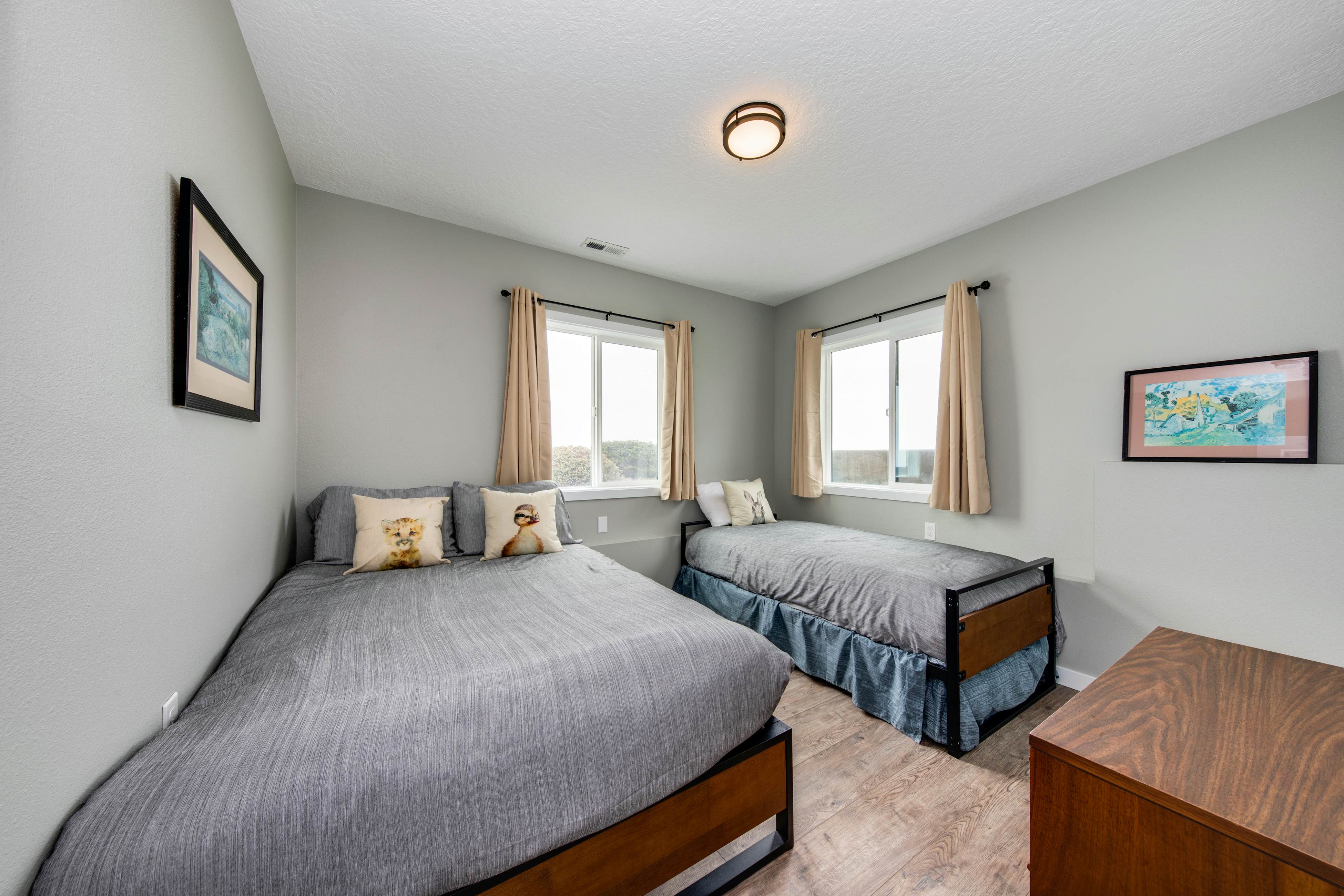 Oceanfront house with Ping Pong table and private hot tub overlooking the ocean