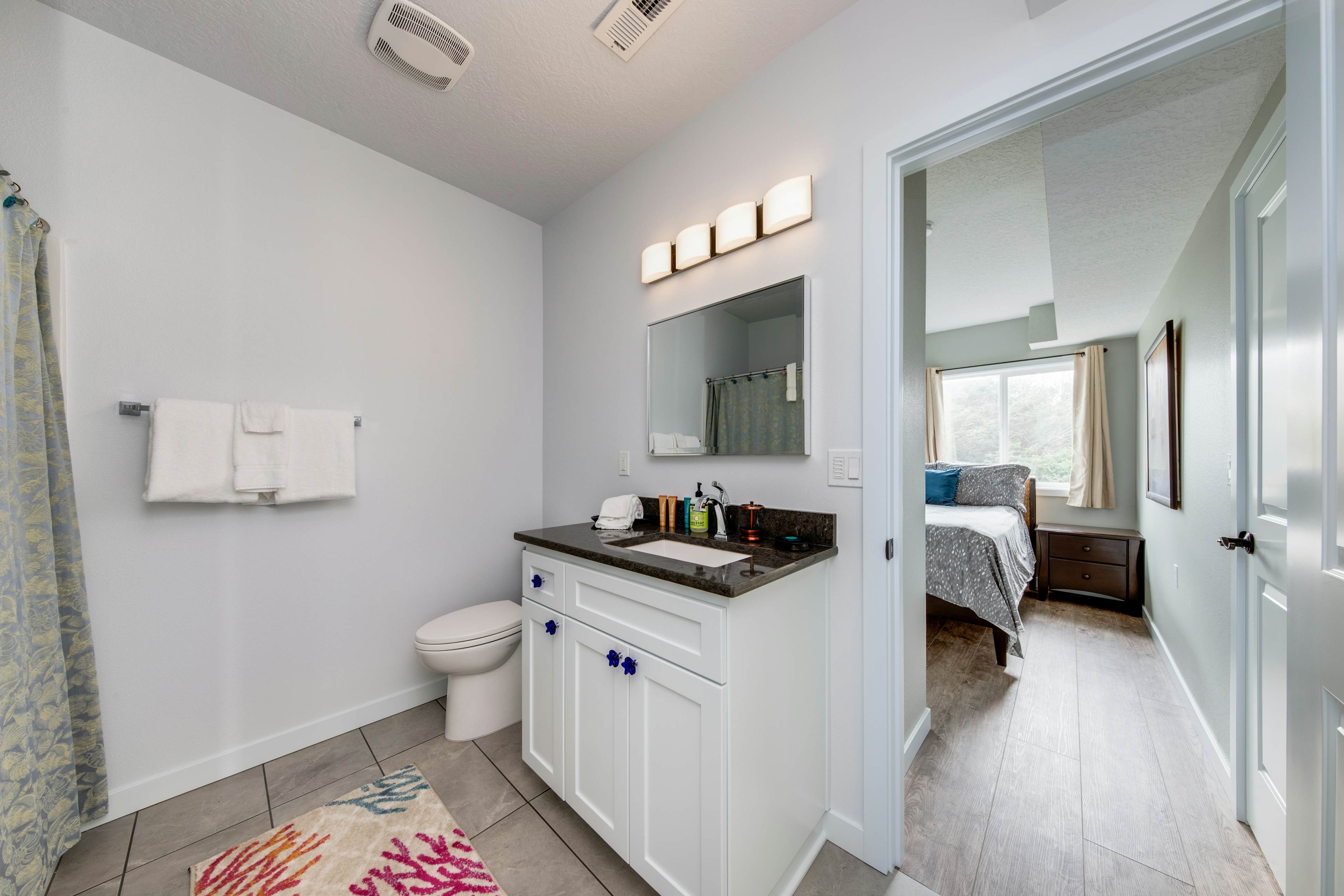 Oceanfront house with Ping Pong table and private hot tub overlooking the ocean