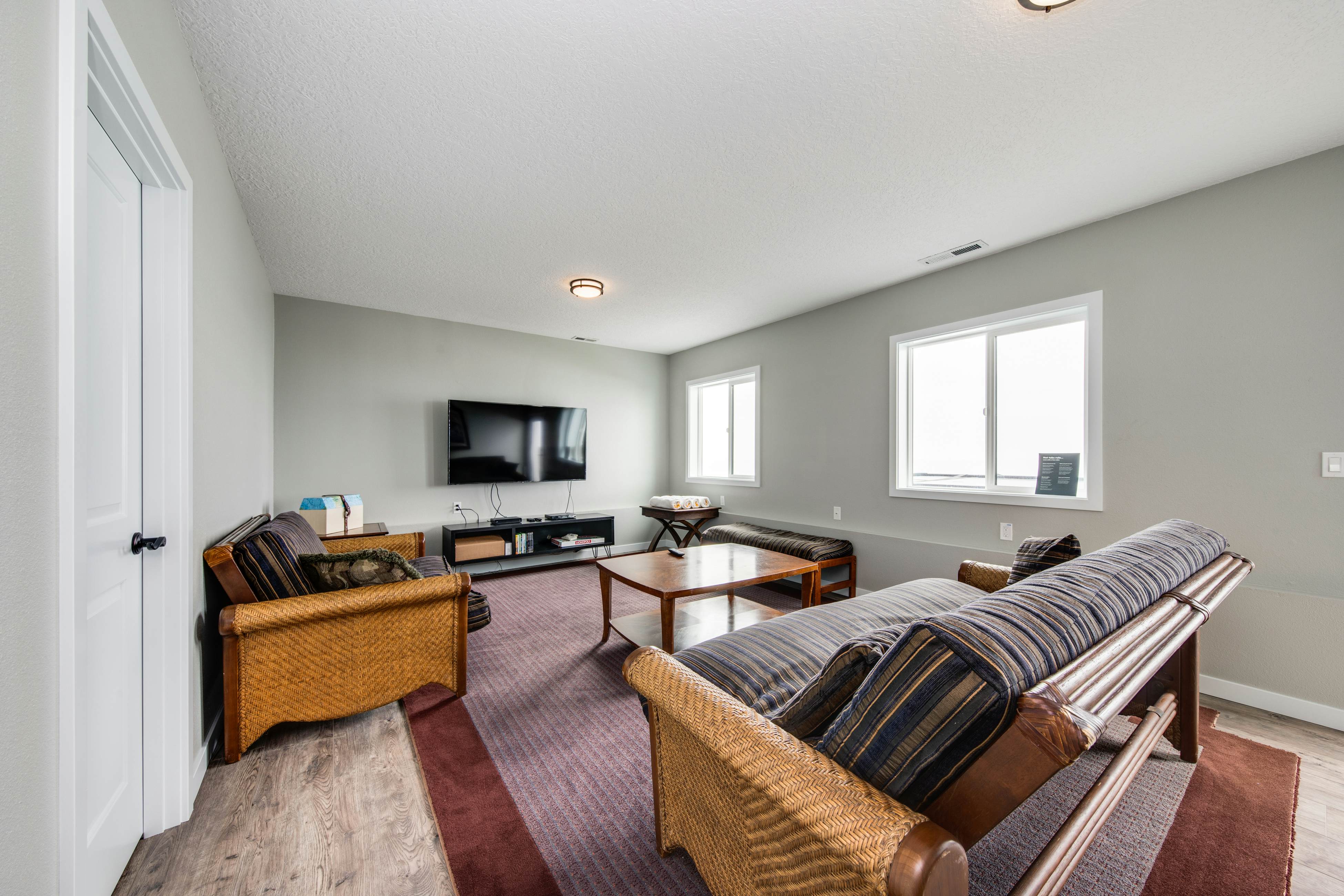 Oceanfront house with Ping Pong table and private hot tub overlooking the ocean