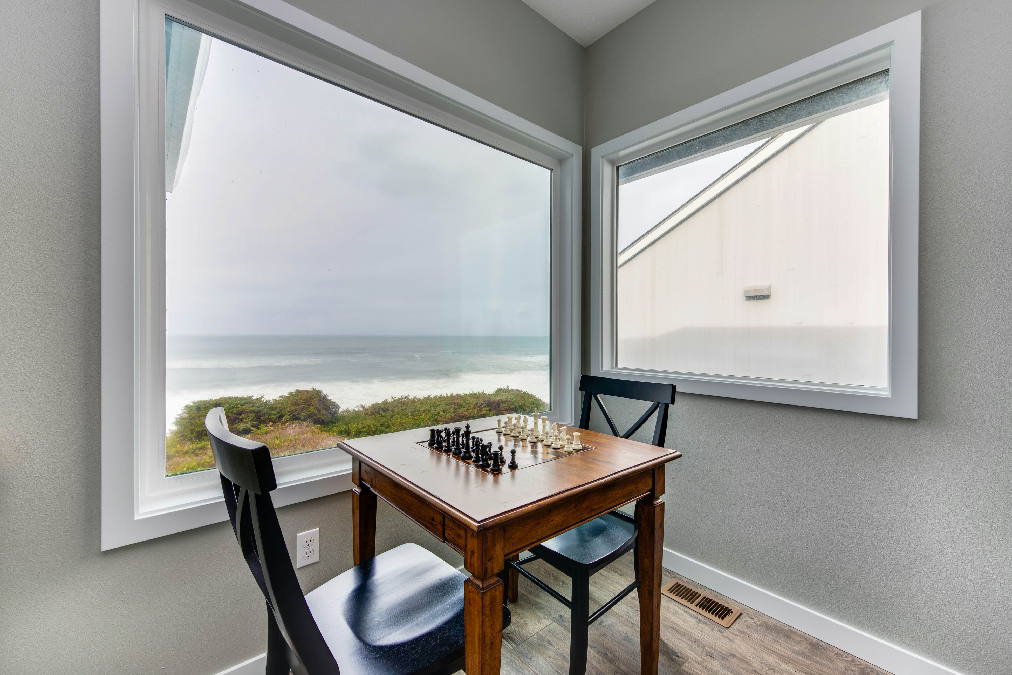 Oceanfront house with Ping Pong table and private hot tub overlooking the ocean