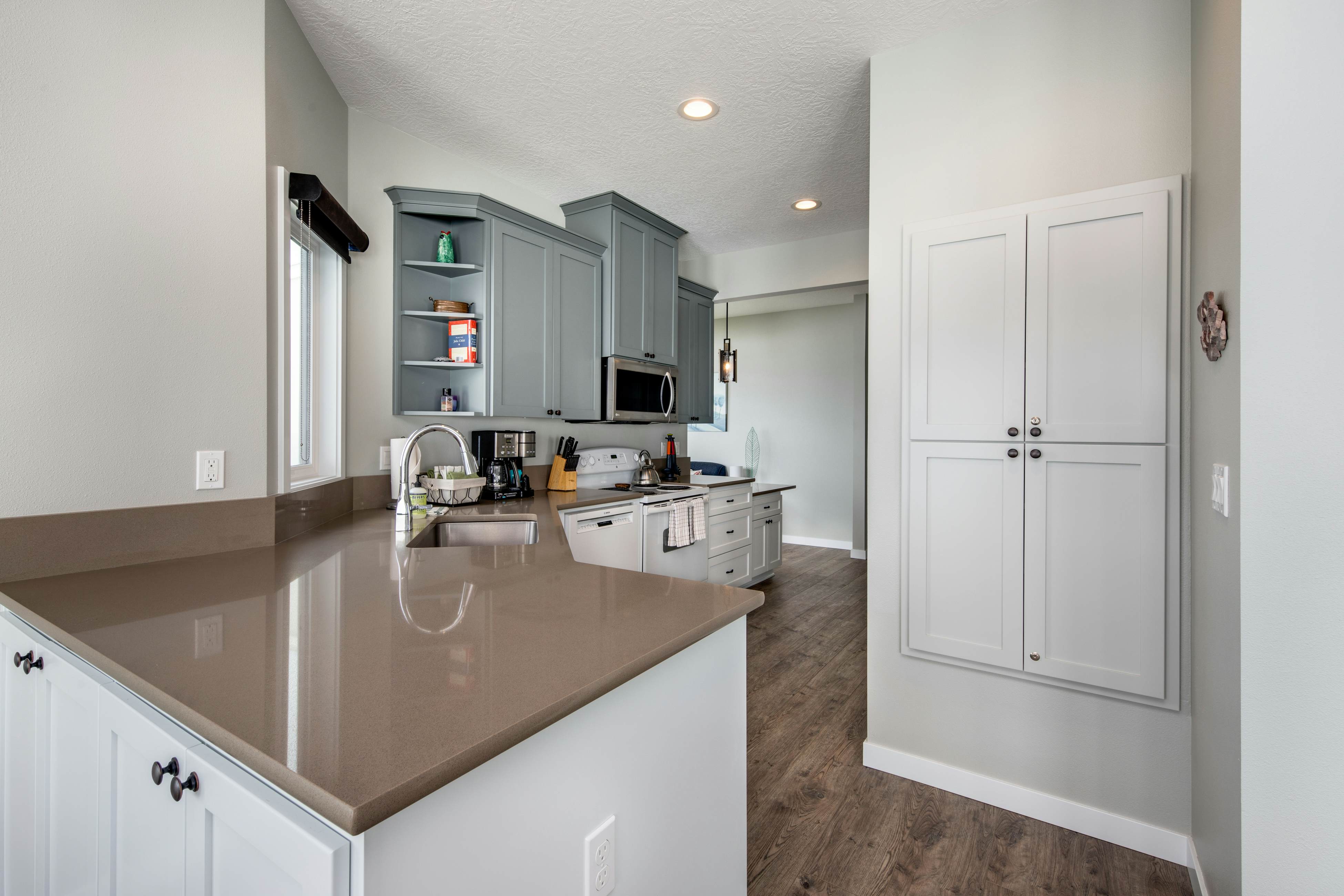 Oceanfront house with Ping Pong table and private hot tub overlooking the ocean