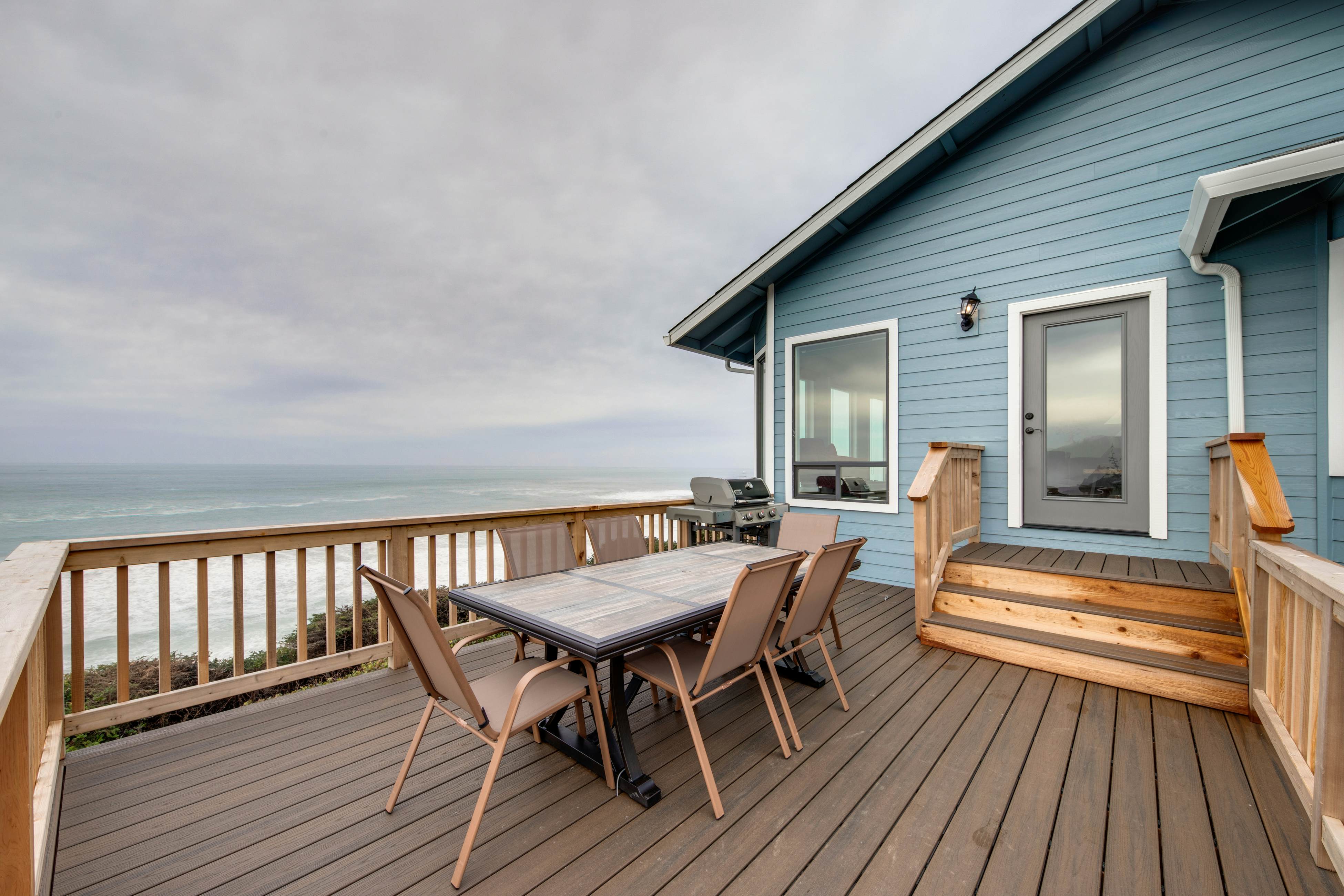 Oceanfront house with Ping Pong table and private hot tub overlooking the ocean