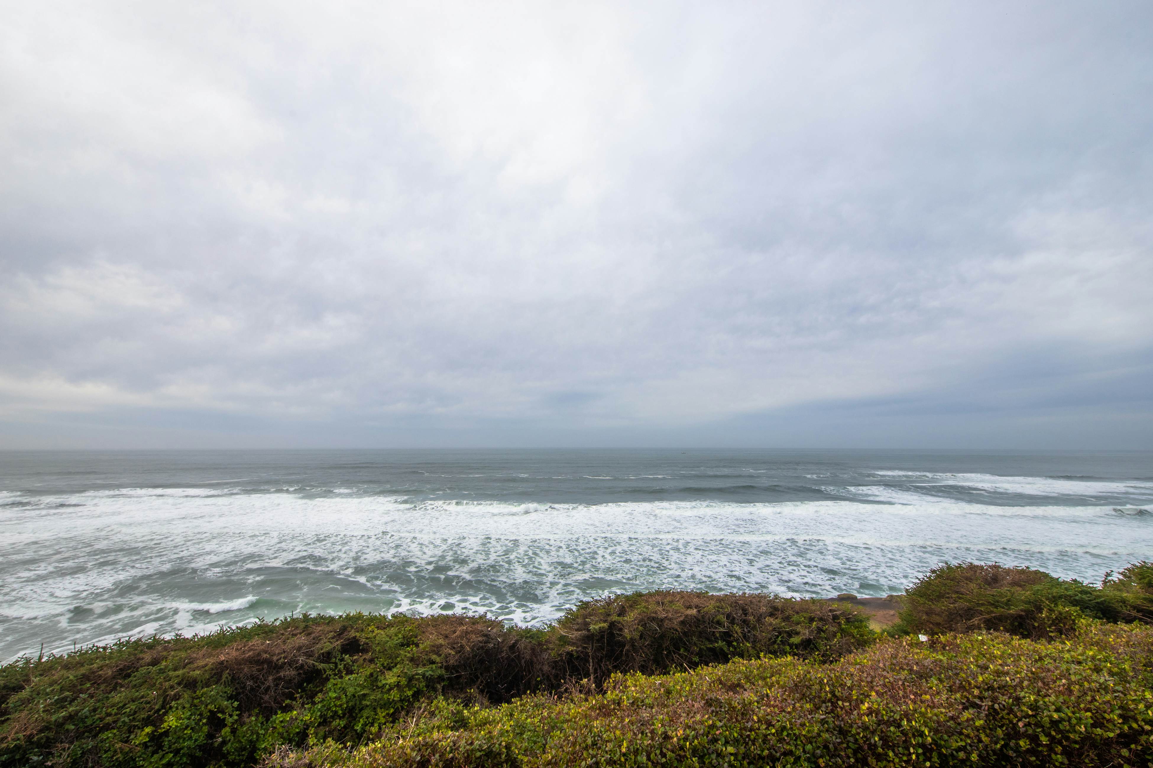 Oceanfront house with Ping Pong table and private hot tub overlooking the ocean