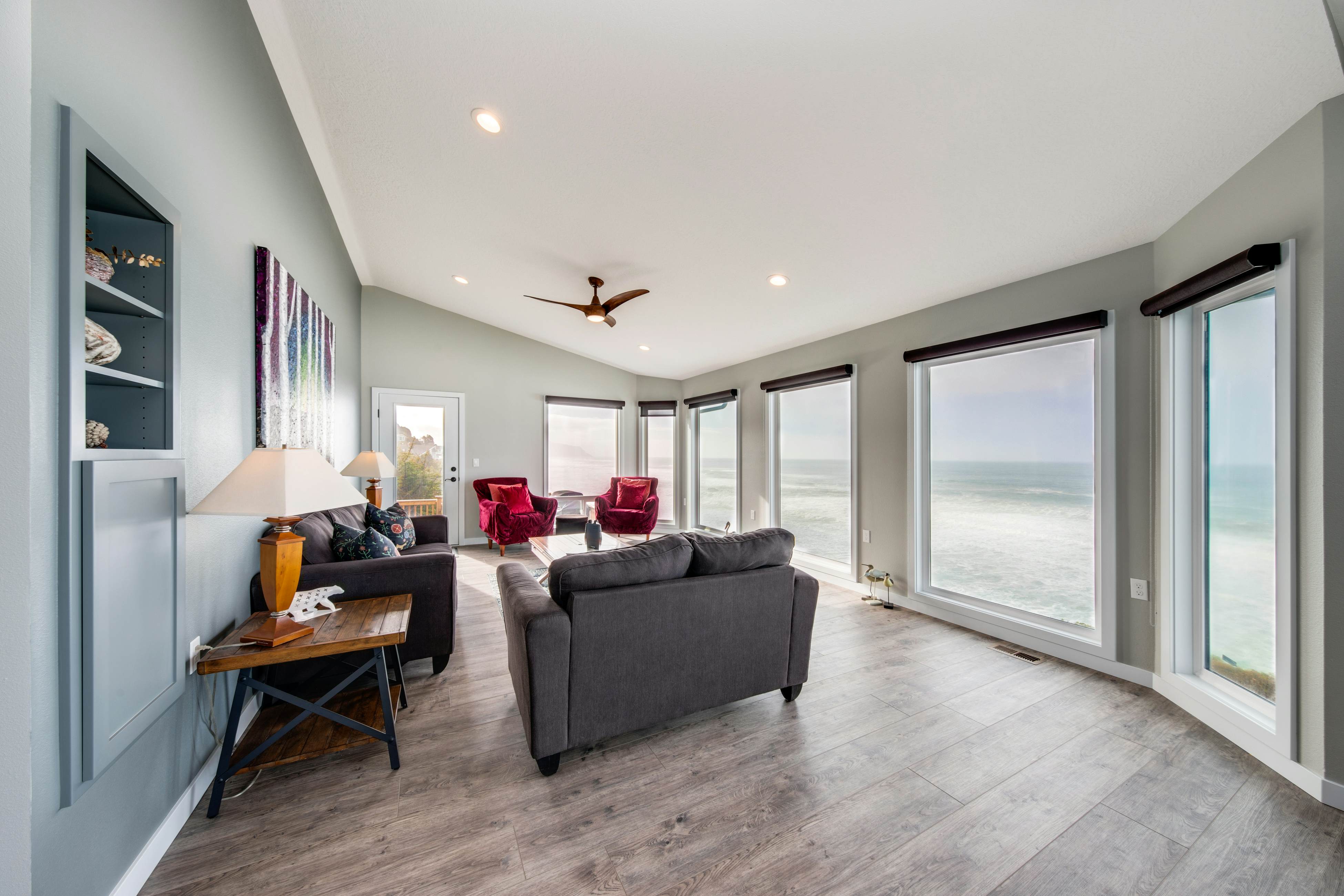 Oceanfront house with Ping Pong table and private hot tub overlooking the ocean