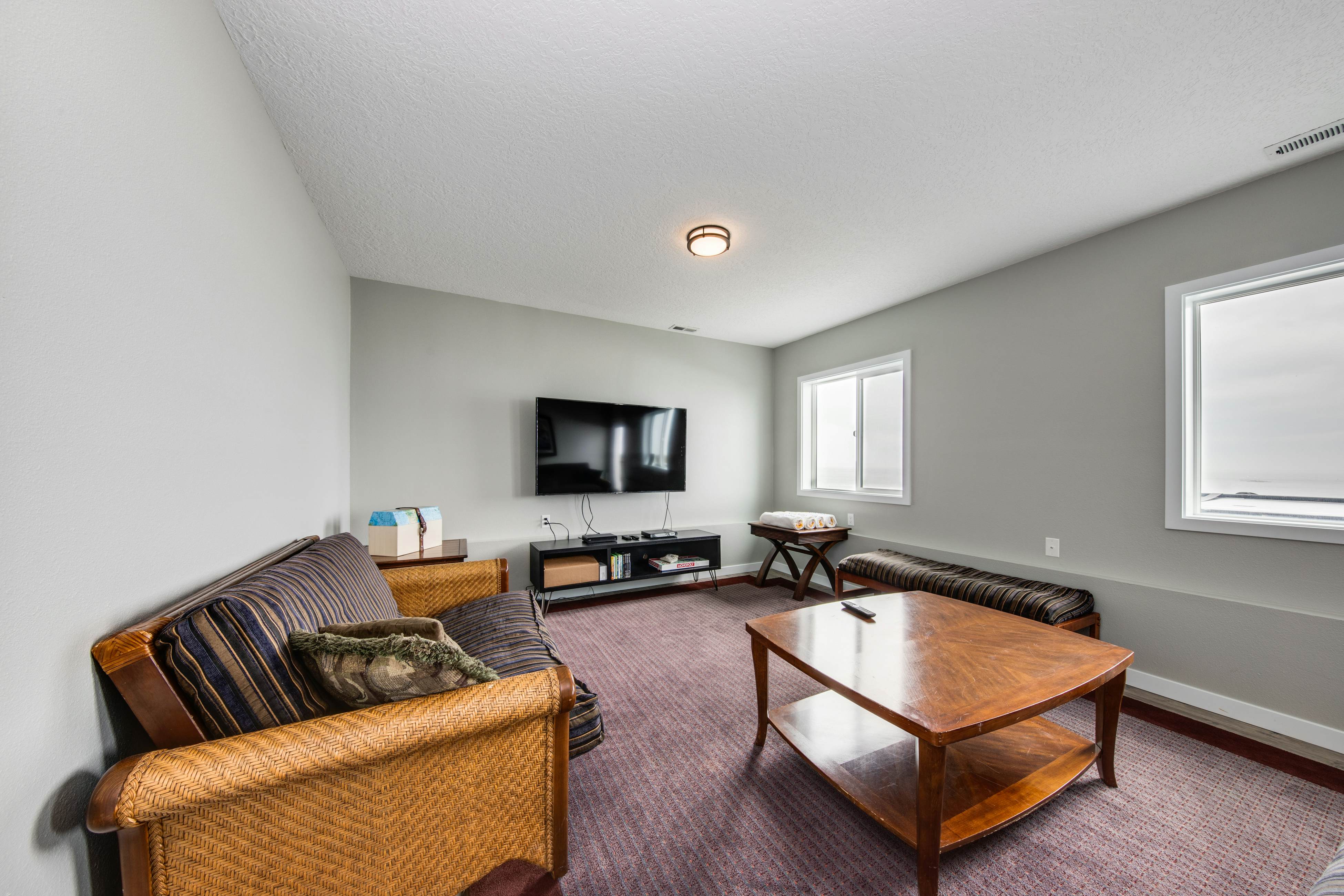 Oceanfront house with Ping Pong table and private hot tub overlooking the ocean