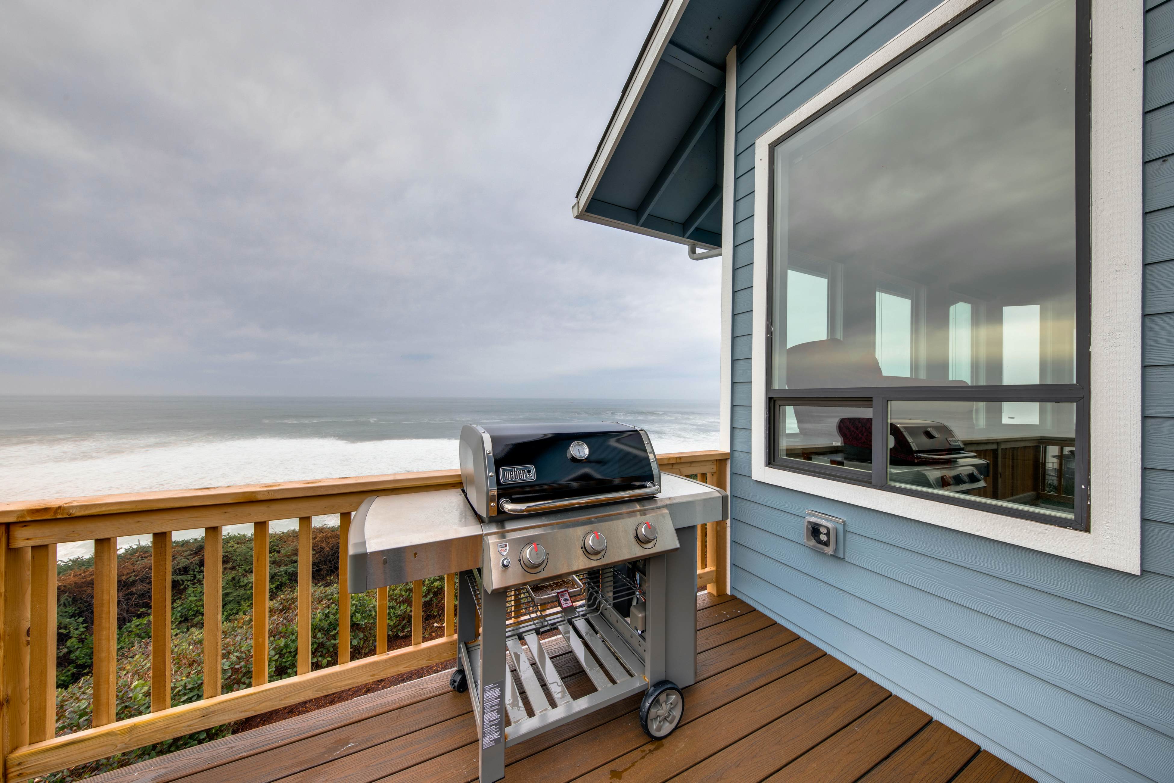 Oceanfront house with Ping Pong table and private hot tub overlooking the ocean