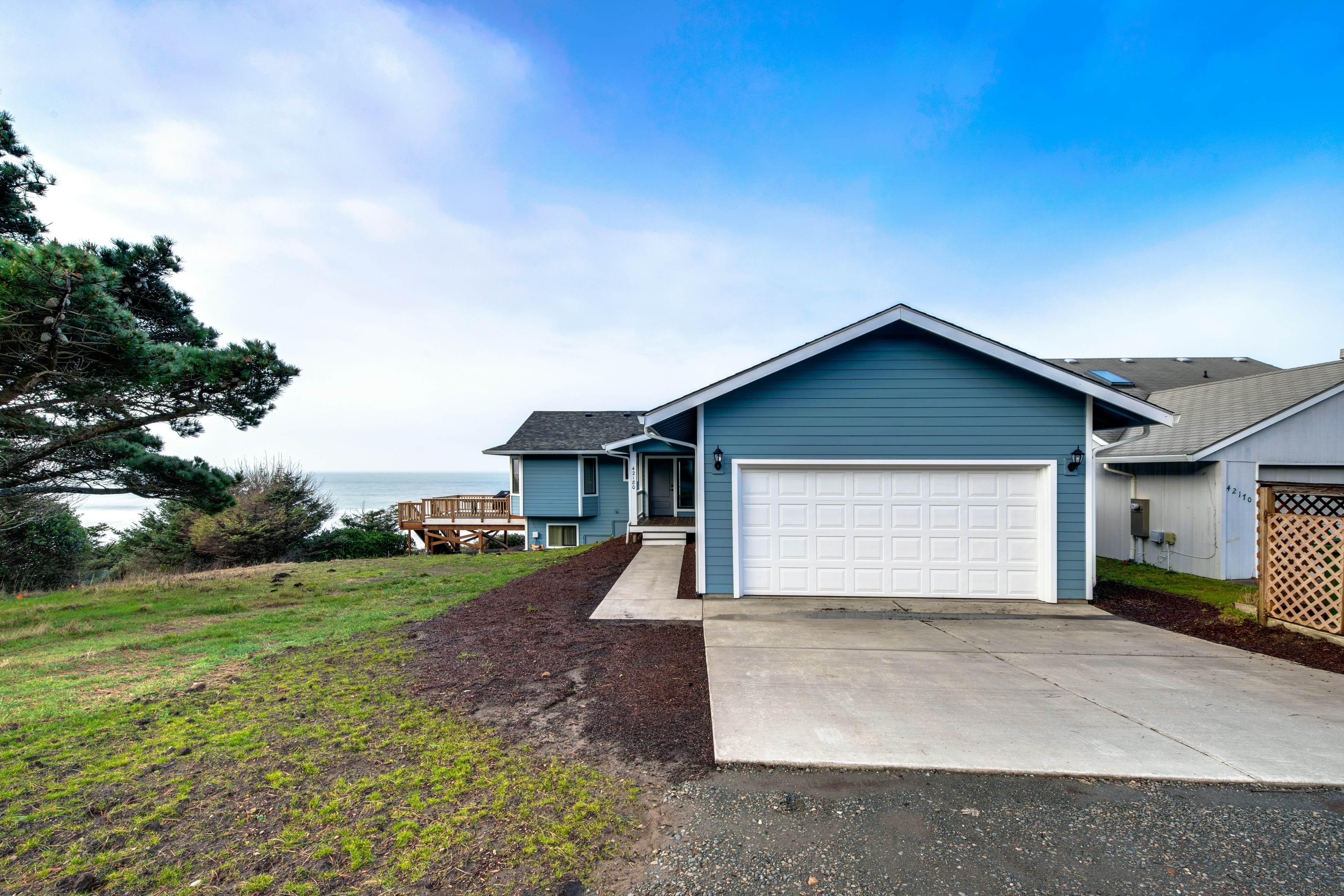Oceanfront house with Ping Pong table and private hot tub overlooking the ocean