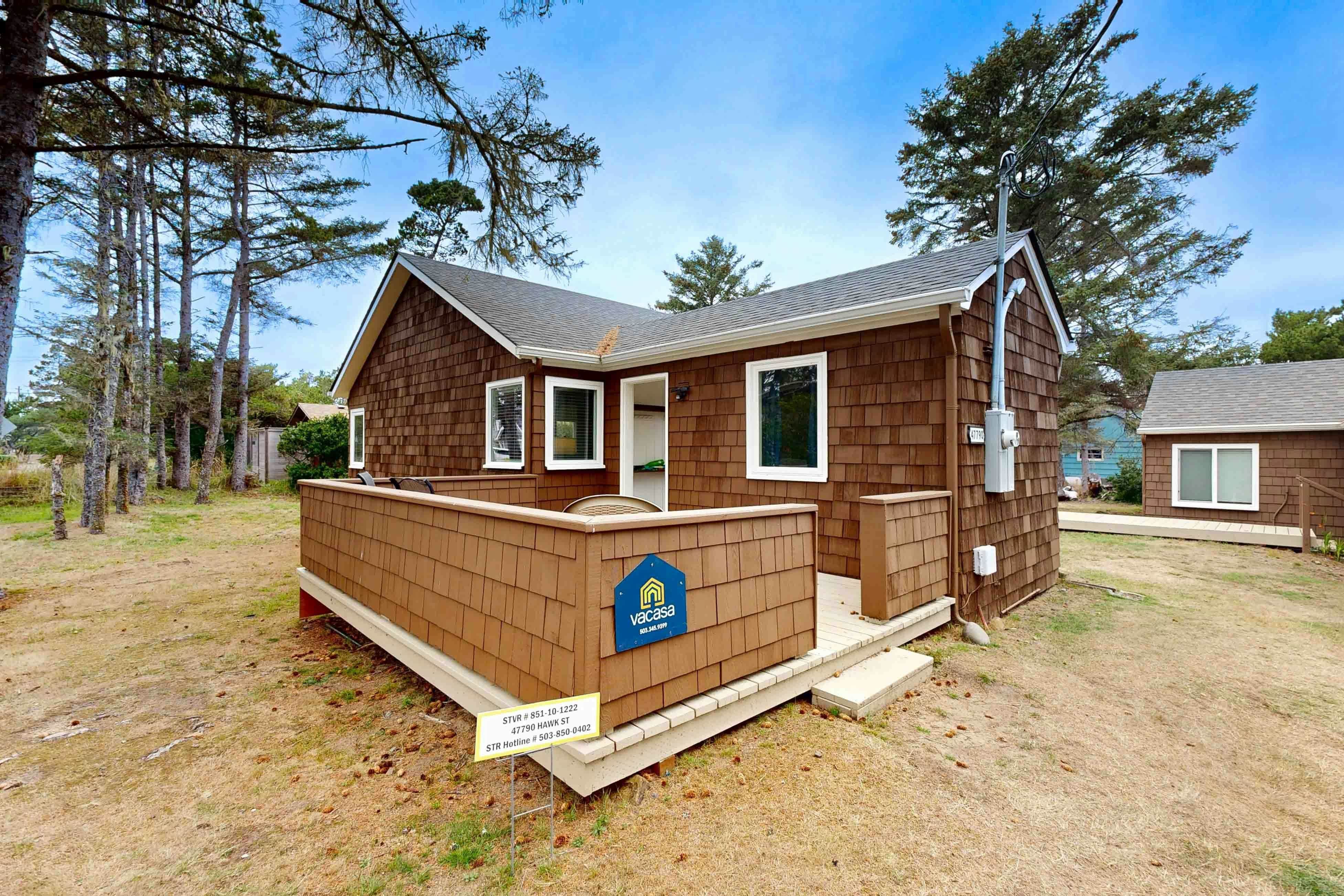 Rustic dog-friendly beach home on Neskowin Marsh Golf Course + 2 blocks to beach