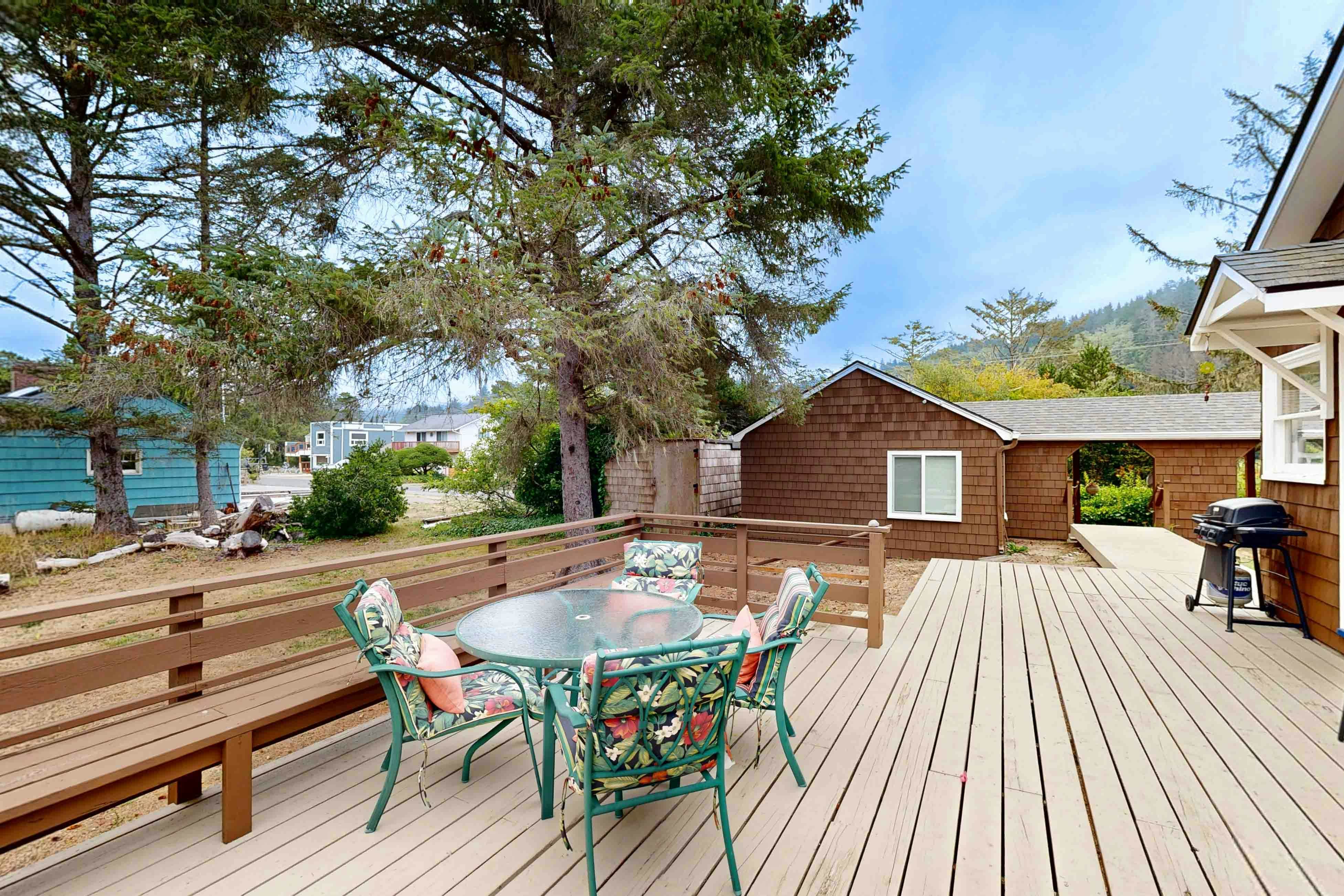 Rustic dog-friendly beach home on Neskowin Marsh Golf Course + 2 blocks to beach