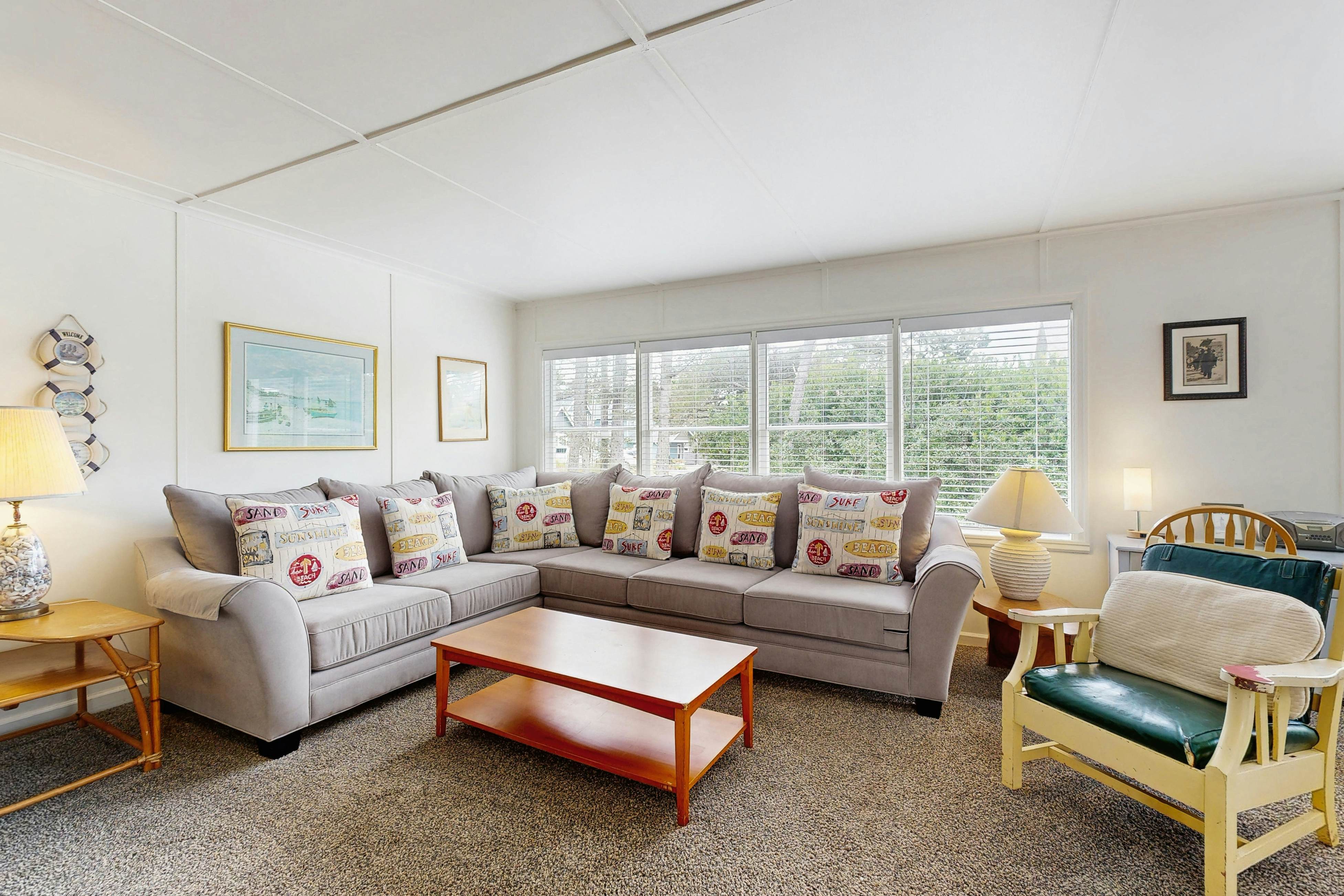 Rustic dog-friendly beach home on Neskowin Marsh Golf Course + 2 blocks to beach