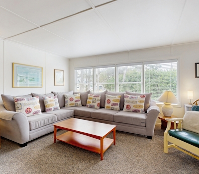 Rustic dog friendly beach home on Neskowin Marsh Golf Course 2 blocks to beach