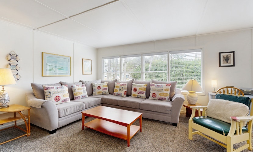 Rustic dog friendly beach home on Neskowin Marsh Golf Course 2 blocks to beach