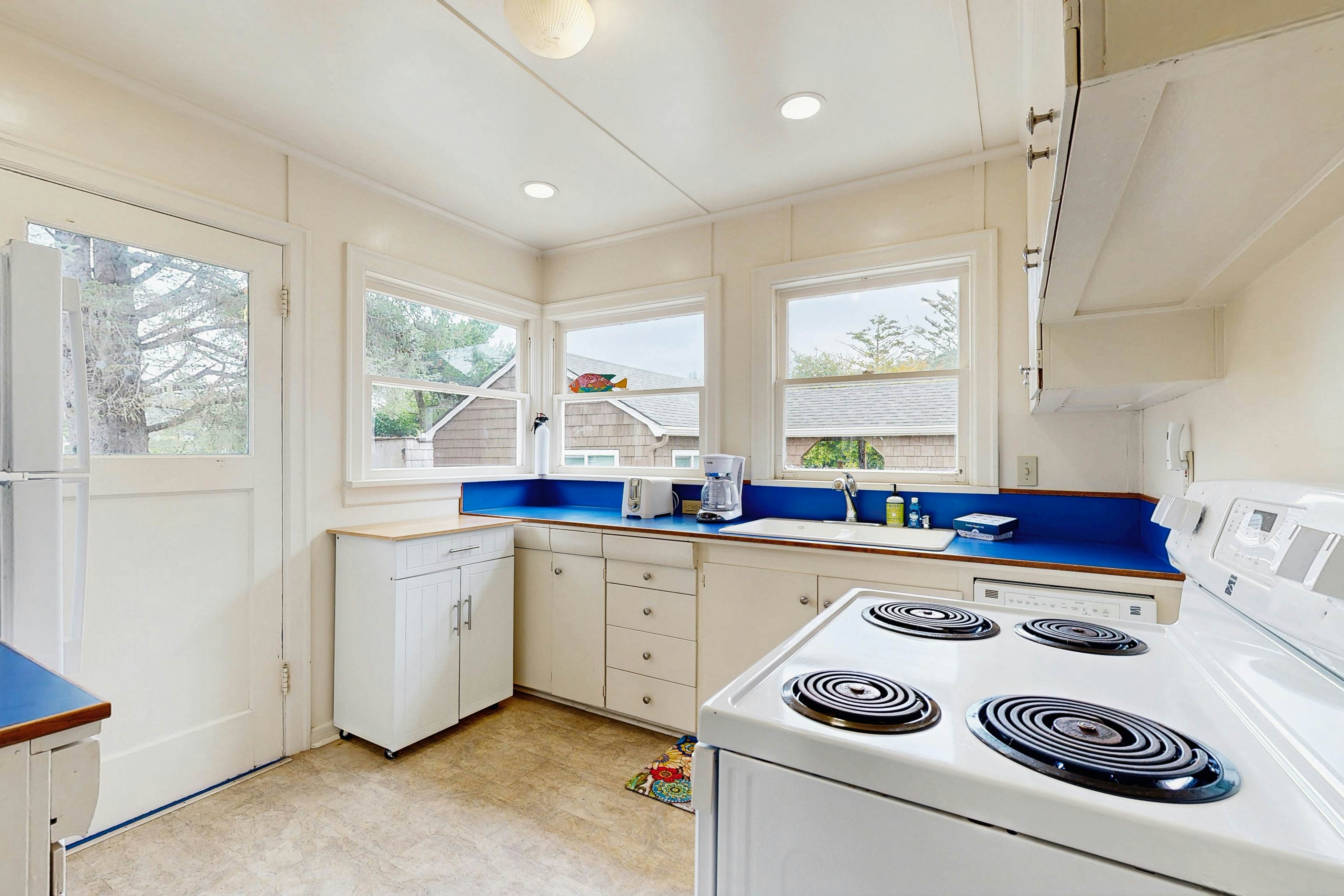 Rustic dog-friendly beach home on Neskowin Marsh Golf Course + 2 blocks to beach