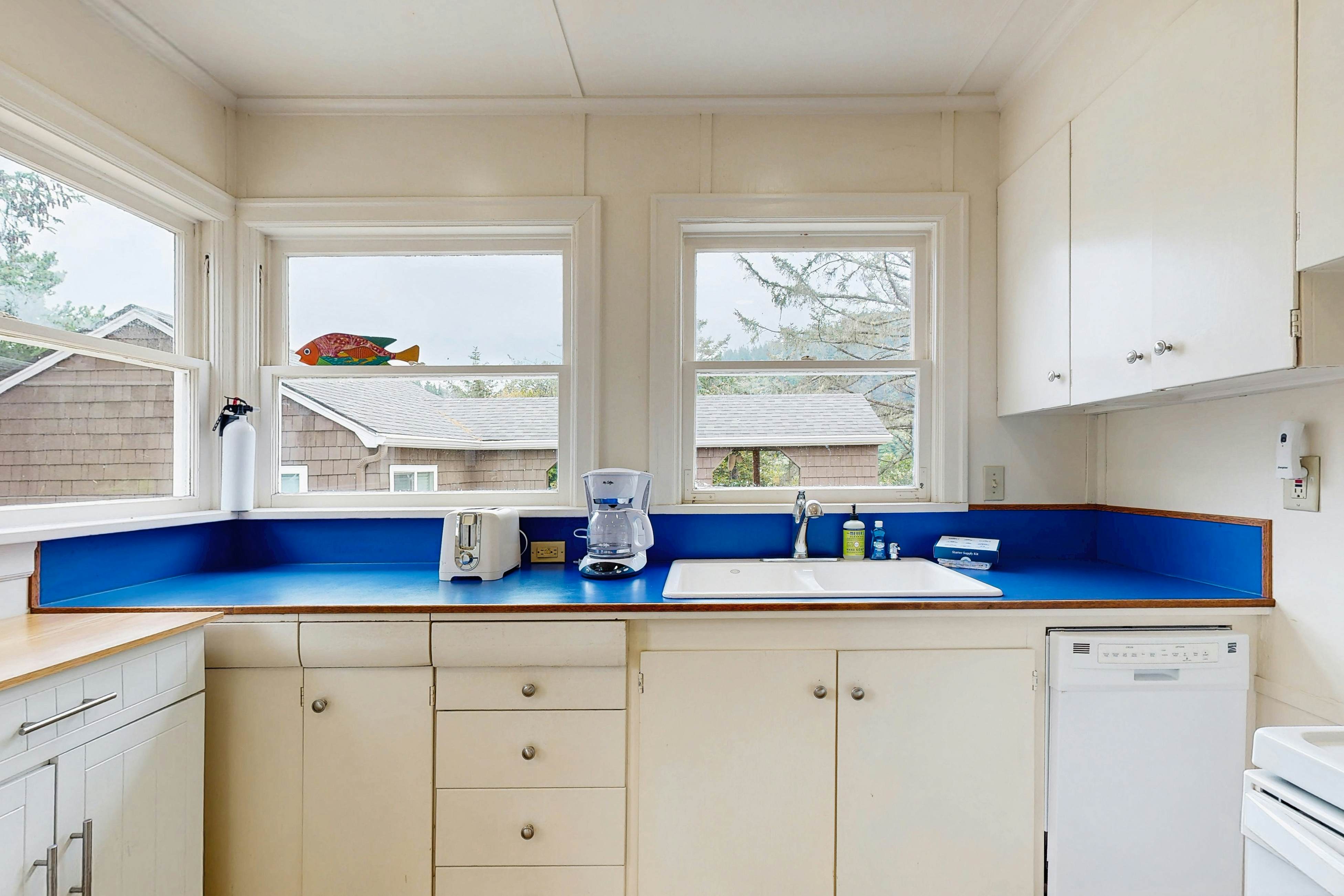 Rustic dog-friendly beach home on Neskowin Marsh Golf Course + 2 blocks to beach