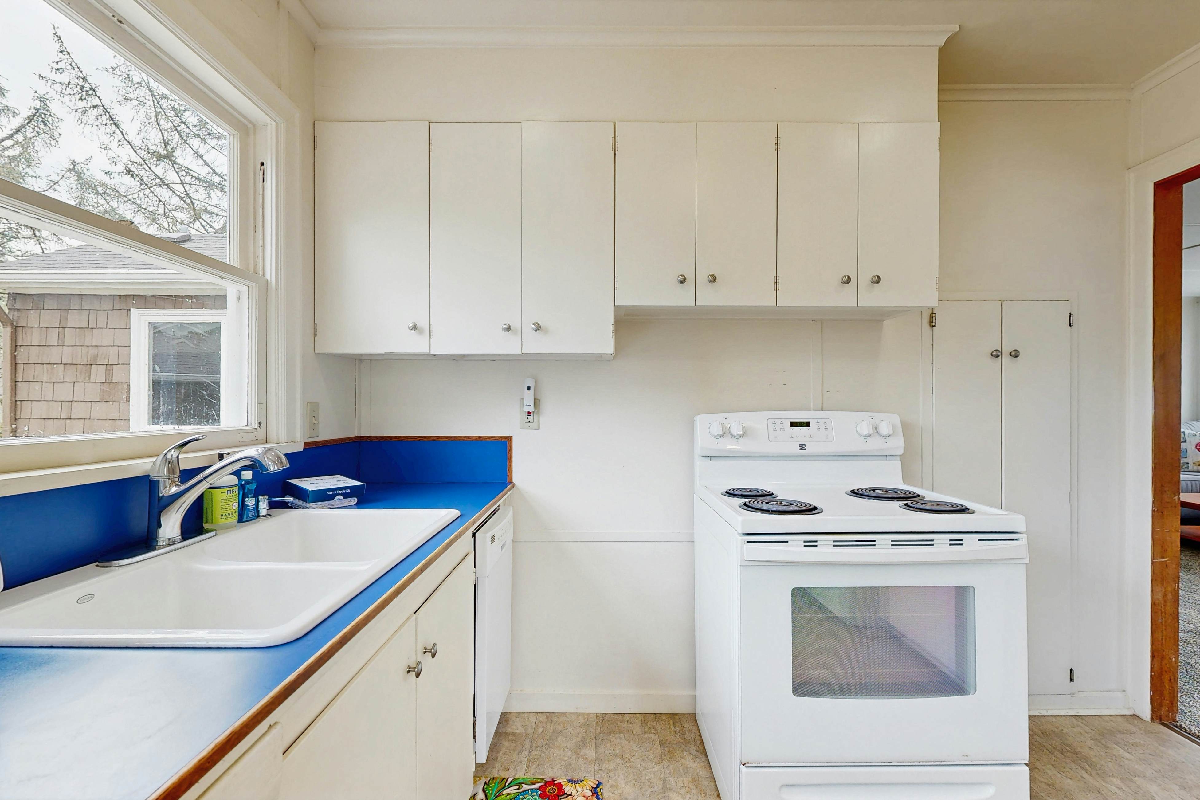 Rustic dog-friendly beach home on Neskowin Marsh Golf Course + 2 blocks to beach