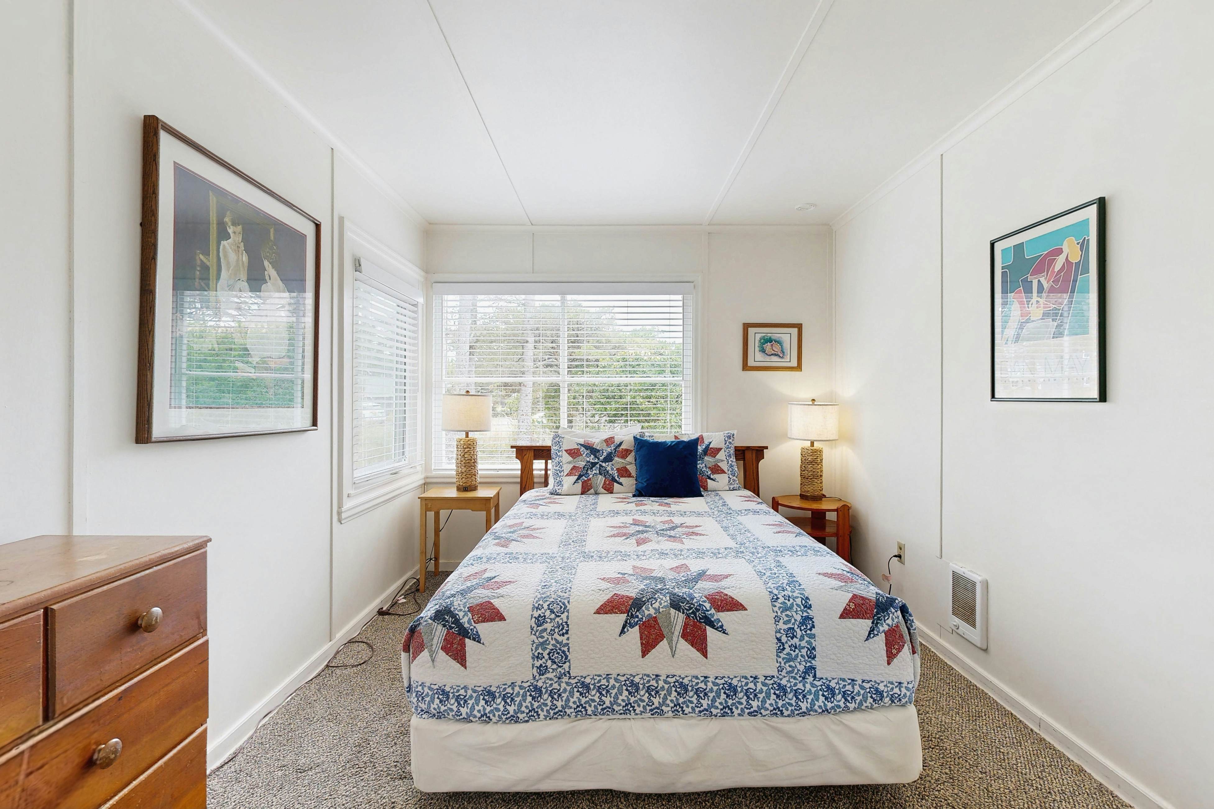 Rustic dog-friendly beach home on Neskowin Marsh Golf Course + 2 blocks to beach